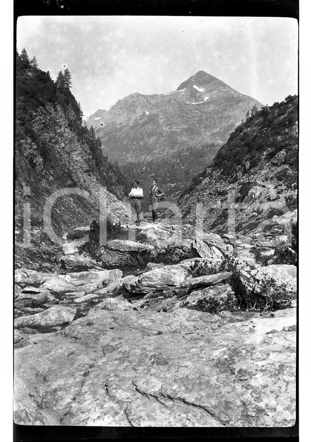 1920 BRANZI Verso i Laghi Gemelli e il Pizzo del Becco NEGATIVO ORIGINALE Negativo originale in bianco e nero, su pellicola, in formato cm 6 x 9 E' SEVERAMENTE VIETATA LA RIPRODUZIONE.TUTTI I DIRITTI SONO RISERVATI.ICharta mette in vendita, sul negozio eBay e in esclusiva sul sito "icharta" il proprio archivio composto da numerose diapositive e negativi fotografici d'epoca, tutti originali e autentici, che attraversano la storia del costume italiano tra gli la fine degli anni Sessanta e Novanta.Si tratta di uno sguardo inedito sull'attualità, la politica, la vita quotidiana, il gossip e la cultura, che fotografa il cambiamento della nazione in quest'ultimo scorcio del XX secolo. Un'occasione unica per il mercato del collezionismo, che vede finalmente disponibile un archivio eccezionale per vastità, tematiche e condizioni, in un settore (il negativo fotografico e la diapositiva) di assoluta novità e dalle interessanti prospettive di investimento.  FAIR/discreto  FORMATO: cm 6 x 9 originale e autentica 1