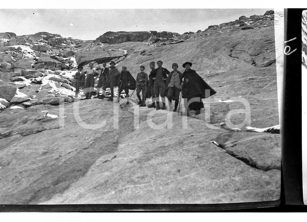 1920 VAL DEI RATTI VALCHIAVENNA verso Pizzo Ligoncio NEGATIVO ORIGINALE Negativo originale in bianco e nero su pellicola.  E' SEVERAMENTE VIETATA LA RIPRODUZIONE.TUTTI I DIRITTI SONO RISERVATI.ICharta mette in vendita, sul negozio eBay e in esclusiva sul sito "icharta" il proprio archivio composto da numerose diapositive e negativi fotografici d'epoca, tutti originali e autentici.Si tratta di uno sguardo inedito sull'attualità, la politica, la vita quotidiana, il gossip e la cultura, che fotografa il cambiamento della nazione (e non solo) tra il 1890 ed il 1990 circa. Un'occasione unica per il mercato del collezionismo, che vede finalmente disponibile un archivio eccezionale per vastità, tematiche e condizioni, in un settore (il negativo fotografico e la diapositiva) di assoluta novità e dalle interessanti prospettive di investimento. FAIR/discreto  Formato: cm 6 x 9 originale e autentica 1