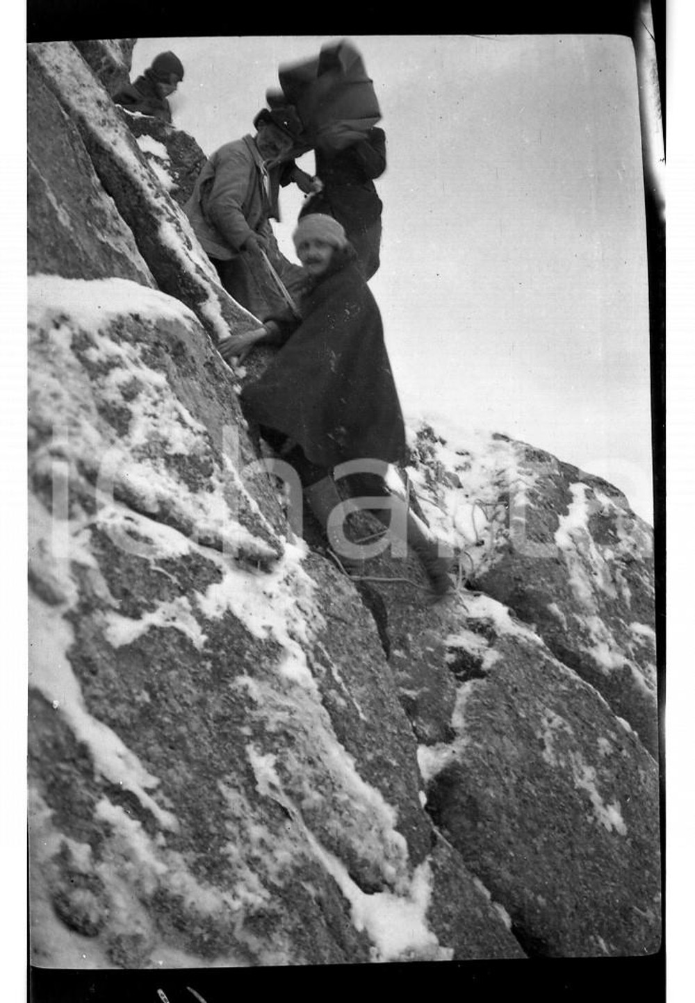 1920 VAL DEI RATTI VALCHIAVENNA Cordata a Pizzo Ligoncio NEGATIVO ORIGINALE 1 Negativo originale in bianco e nero, su pellicola, in formato cm 6 x 9 E' SEVERAMENTE VIETATA LA RIPRODUZIONE.TUTTI I DIRITTI SONO RISERVATI.ICharta mette in vendita, sul negozio eBay e in esclusiva sul sito "icharta" il proprio archivio composto da numerose diapositive e negativi fotografici d'epoca, tutti originali e autentici, che attraversano la storia del costume italiano tra gli la fine degli anni Sessanta e Novanta.Si tratta di uno sguardo inedito sull'attualità, la politica, la vita quotidiana, il gossip e la cultura, che fotografa il cambiamento della nazione in quest'ultimo scorcio del XX secolo. Un'occasione unica per il mercato del collezionismo, che vede finalmente disponibile un archivio eccezionale per vastità, tematiche e condizioni, in un settore (il negativo fotografico e la diapositiva) di assoluta novità e dalle interessanti prospettive di investimento.  FAIR/discreto  FORMATO: cm 9 X 6 originale e autentica 1