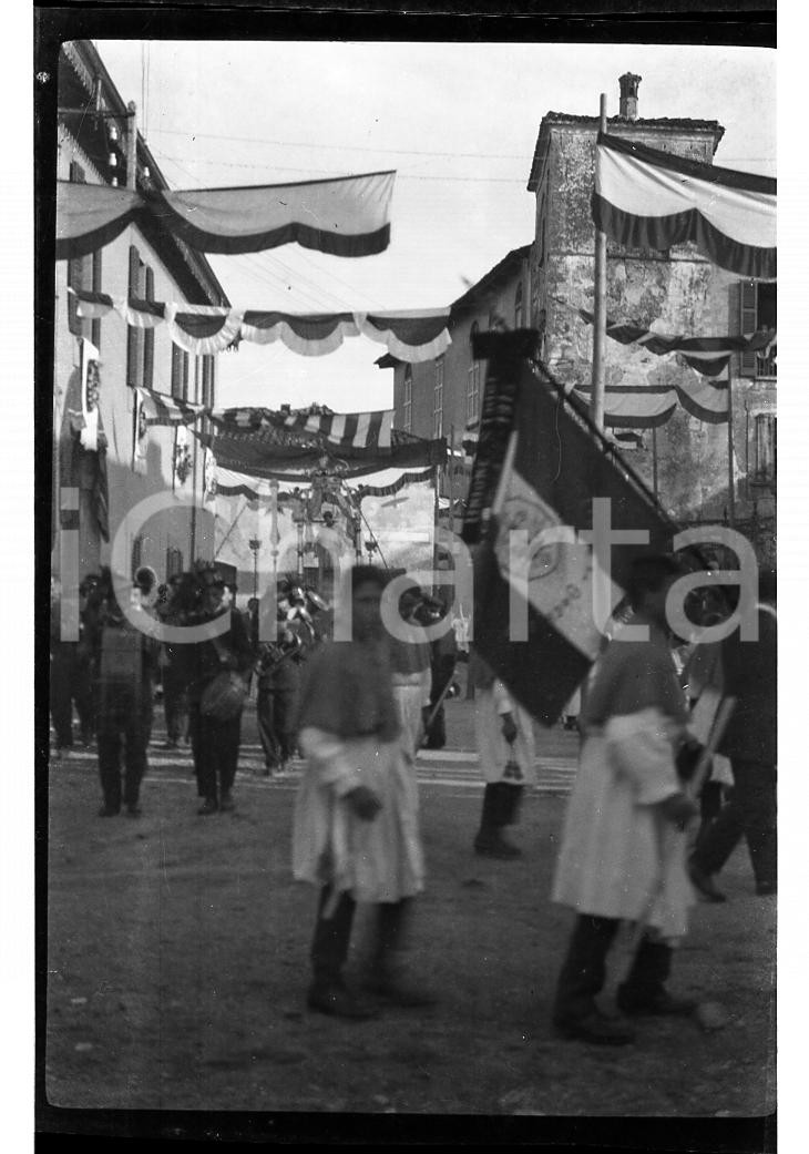 1920 GARLATE (LC) Processione del Corpus Domini NEGATIVO ORIGINALE 3 Negativo originale in bianco e nero, su pellicola, in formato cm 6 x 9  E' SEVERAMENTE VIETATA LA RIPRODUZIONE.TUTTI I DIRITTI SONO RISERVATI.ICharta mette in vendita, sul negozio eBay e in esclusiva sul sito "icharta" il proprio archivio composto da numerose diapositive e negativi fotografici d'epoca, tutti originali e autentici, che attraversano la storia del costume italiano tra gli la fine degli anni Sessanta e Novanta.Si tratta di uno sguardo inedito sull'attualità, la politica, la vita quotidiana, il gossip e la cultura, che fotografa il cambiamento della nazione in quest'ultimo scorcio del XX secolo. Un'occasione unica per il mercato del collezionismo, che vede finalmente disponibile un archivio eccezionale per vastità, tematiche e condizioni, in un settore (il negativo fotografico e la diapositiva) di assoluta novità e dalle interessanti prospettive di investimento.  FAIR/discreto  FORMATO: cm 6 x 9 originale e autentica 1