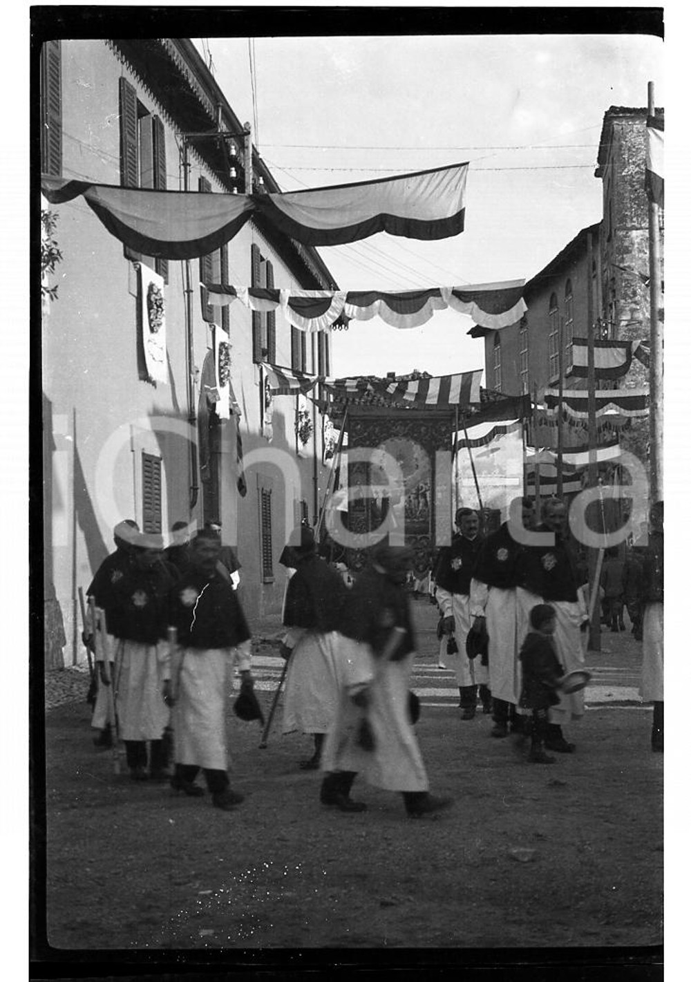 1920 GARLATE (LC) Processione del Corpus Domini NEGATIVO ORIGINALE Negativo originale in bianco e nero, su pellicola, in formato cm 6 x 9  E' SEVERAMENTE VIETATA LA RIPRODUZIONE.TUTTI I DIRITTI SONO RISERVATI.ICharta mette in vendita, sul negozio eBay e in esclusiva sul sito "icharta" il proprio archivio composto da numerose diapositive e negativi fotografici d'epoca, tutti originali e autentici, che attraversano la storia del costume italiano tra gli la fine degli anni Sessanta e Novanta.Si tratta di uno sguardo inedito sull'attualità, la politica, la vita quotidiana, il gossip e la cultura, che fotografa il cambiamento della nazione in quest'ultimo scorcio del XX secolo. Un'occasione unica per il mercato del collezionismo, che vede finalmente disponibile un archivio eccezionale per vastità, tematiche e condizioni, in un settore (il negativo fotografico e la diapositiva) di assoluta novità e dalle interessanti prospettive di investimento.  FAIR/discreto  FORMATO: cm 6 x 9 originale e autentica 1