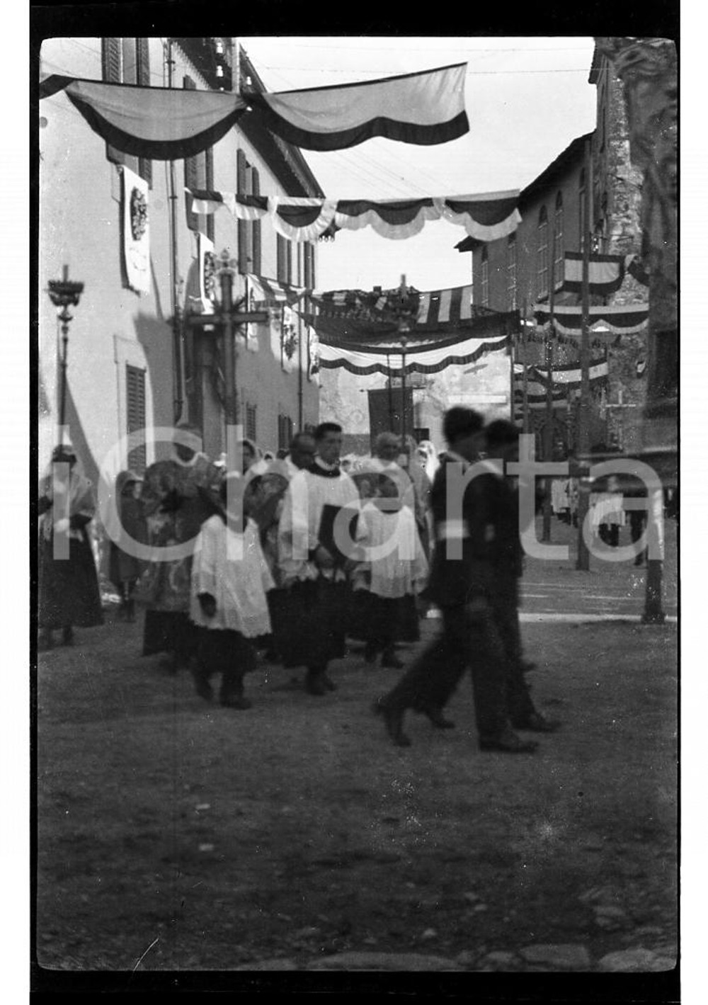 1920 GARLATE (LC) Processione del Corpus Domini (2) NEGATIVO ORIGINALE Negativo originale in bianco e nero, su pellicola, in formato cm 6 x 9  E' SEVERAMENTE VIETATA LA RIPRODUZIONE.TUTTI I DIRITTI SONO RISERVATI.ICharta mette in vendita, sul negozio eBay e in esclusiva sul sito "icharta" il proprio archivio composto da numerose diapositive e negativi fotografici d'epoca, tutti originali e autentici, che attraversano la storia del costume italiano tra gli la fine degli anni Sessanta e Novanta.Si tratta di uno sguardo inedito sull'attualità, la politica, la vita quotidiana, il gossip e la cultura, che fotografa il cambiamento della nazione in quest'ultimo scorcio del XX secolo. Un'occasione unica per il mercato del collezionismo, che vede finalmente disponibile un archivio eccezionale per vastità, tematiche e condizioni, in un settore (il negativo fotografico e la diapositiva) di assoluta novità e dalle interessanti prospettive di investimento.  FAIR/discreto  FORMATO: cm 6 x 9 originale e autentica 1