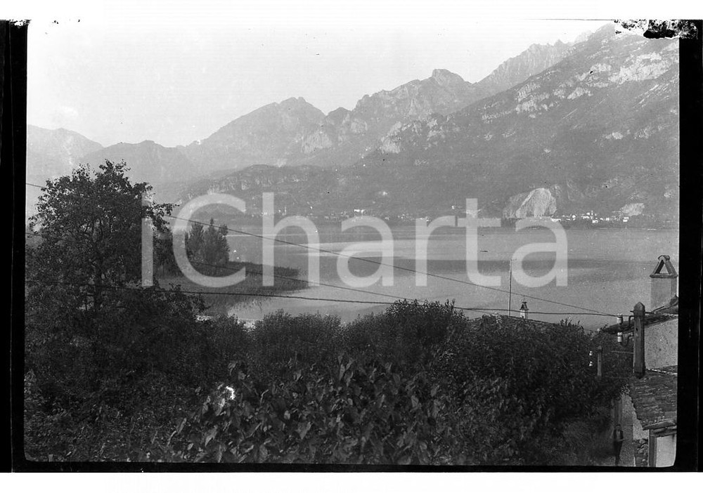 1920 MAGGIANICO (LC) Scorcio paese e Lago di Garlate NEGATIVO ORIGINALE Negativo originale in bianco e nero, su pellicola, in formato cm 6 x 9  E' SEVERAMENTE VIETATA LA RIPRODUZIONE.TUTTI I DIRITTI SONO RISERVATI.ICharta mette in vendita, sul negozio eBay e in esclusiva sul sito "icharta" il proprio archivio composto da numerose diapositive e negativi fotografici d'epoca, tutti originali e autentici, che attraversano la storia del costume italiano tra gli la fine degli anni Sessanta e Novanta.Si tratta di uno sguardo inedito sull'attualità, la politica, la vita quotidiana, il gossip e la cultura, che fotografa il cambiamento della nazione in quest'ultimo scorcio del XX secolo. Un'occasione unica per il mercato del collezionismo, che vede finalmente disponibile un archivio eccezionale per vastità, tematiche e condizioni, in un settore (il negativo fotografico e la diapositiva) di assoluta novità e dalle interessanti prospettive di investimento.  FAIR/discreto  FORMATO: cm 6 x 9 originale e autentica 1