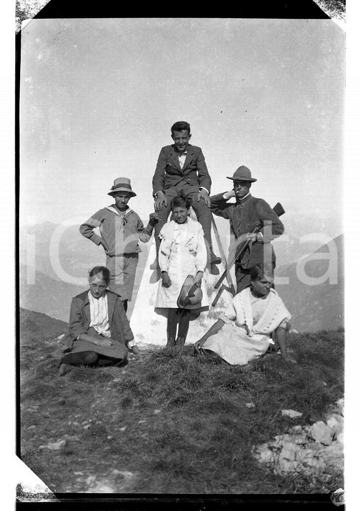 1920 SASSO GORDONA Ritratto di famiglia sulla cima NEGATIVO ORIGINALE Negativo originale in bianco e nero, su pellicola, in formato cm 6 x 9 E' SEVERAMENTE VIETATA LA RIPRODUZIONE.TUTTI I DIRITTI SONO RISERVATI.ICharta mette in vendita, sul negozio eBay e in esclusiva sul sito "icharta" il proprio archivio composto da numerose diapositive e negativi fotografici d'epoca, tutti originali e autentici, che attraversano la storia del costume italiano tra gli la fine degli anni Sessanta e Novanta.Si tratta di uno sguardo inedito sull'attualità, la politica, la vita quotidiana, il gossip e la cultura, che fotografa il cambiamento della nazione in quest'ultimo scorcio del XX secolo. Un'occasione unica per il mercato del collezionismo, che vede finalmente disponibile un archivio eccezionale per vastità, tematiche e condizioni, in un settore (il negativo fotografico e la diapositiva) di assoluta novità e dalle interessanti prospettive di investimento.  FAIR/discreto Difetti come da scansione FORMATO: cm 6 x 9 originale e autentica 1