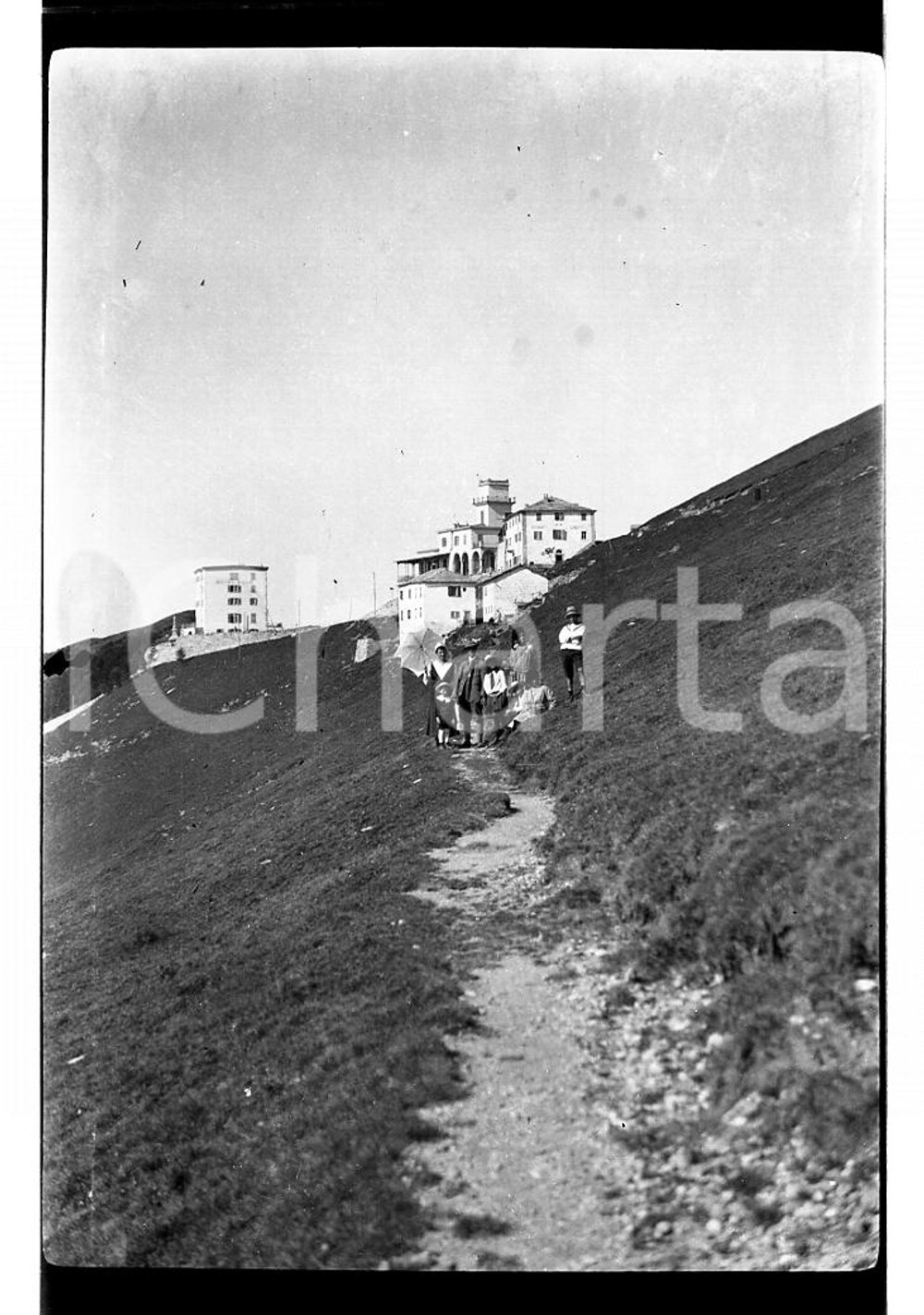 1920 MONTE GENEROSO (Lugano)  In gita sul monte NEGATIVO ORIGINALE Negativo originale in bianco e nero su pellicola.  E' SEVERAMENTE VIETATA LA RIPRODUZIONE.TUTTI I DIRITTI SONO RISERVATI.ICharta mette in vendita, sul negozio eBay e in esclusiva sul sito "icharta" il proprio archivio composto da numerose diapositive e negativi fotografici d'epoca, tutti originali e autentici.Si tratta di uno sguardo inedito sull'attualità, la politica, la vita quotidiana, il gossip e la cultura, che fotografa il cambiamento della nazione (e non solo) tra il 1890 ed il 1990 circa. Un'occasione unica per il mercato del collezionismo, che vede finalmente disponibile un archivio eccezionale per vastità, tematiche e condizioni, in un settore (il negativo fotografico e la diapositiva) di assoluta novità e dalle interessanti prospettive di investimento. FAIR/discreto  Formato: cm 6 x 9 originale e autentica 1