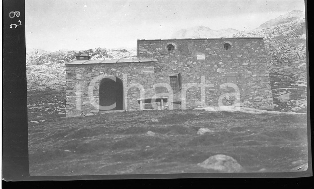 1920 VAL DEI RATTI (VALCHIAVENNA) Capanna Volta NEGATIVO ORIGINALE Negativo originale in bianco e nero, su pellicola, in formato cm 6 x 9 E' SEVERAMENTE VIETATA LA RIPRODUZIONE.TUTTI I DIRITTI SONO RISERVATI.ICharta mette in vendita, sul negozio eBay e in esclusiva sul sito "icharta" il proprio archivio composto da numerose diapositive e negativi fotografici d'epoca, tutti originali e autentici, che attraversano la storia del costume italiano tra gli la fine degli anni Sessanta e Novanta.Si tratta di uno sguardo inedito sull'attualità, la politica, la vita quotidiana, il gossip e la cultura, che fotografa il cambiamento della nazione in quest'ultimo scorcio del XX secolo. Un'occasione unica per il mercato del collezionismo, che vede finalmente disponibile un archivio eccezionale per vastità, tematiche e condizioni, in un settore (il negativo fotografico e la diapositiva) di assoluta novità e dalle interessanti prospettive di investimento.  FAIR/discreto  FORMATO: cm 9 X 6 originale e autentica 1