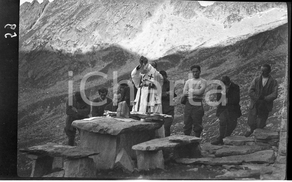 1920 VAL DEI RATTI VALCHIAVENNA Messa a Capanna Volta NEGATIVO ORIGINALE Negativo originale in bianco e nero, su pellicola, in formato cm 6 x 9 E' SEVERAMENTE VIETATA LA RIPRODUZIONE.TUTTI I DIRITTI SONO RISERVATI.ICharta mette in vendita, sul negozio eBay e in esclusiva sul sito "icharta" il proprio archivio composto da numerose diapositive e negativi fotografici d'epoca, tutti originali e autentici, che attraversano la storia del costume italiano tra gli la fine degli anni Sessanta e Novanta.Si tratta di uno sguardo inedito sull'attualità, la politica, la vita quotidiana, il gossip e la cultura, che fotografa il cambiamento della nazione in quest'ultimo scorcio del XX secolo. Un'occasione unica per il mercato del collezionismo, che vede finalmente disponibile un archivio eccezionale per vastità, tematiche e condizioni, in un settore (il negativo fotografico e la diapositiva) di assoluta novità e dalle interessanti prospettive di investimento.  FAIR/discreto  FORMATO: cm 9 X 6 originale e autentica 1