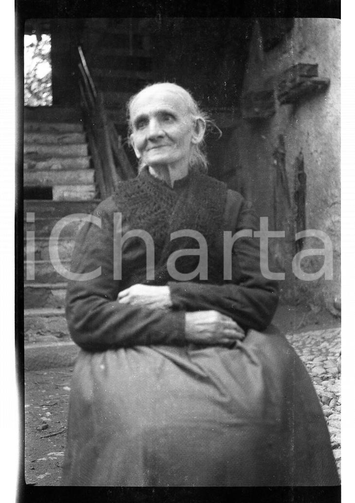 6x9cm NEGATIVO ORIGINALE * 1920 GARLATE (LC) Ritratto Rachele Bergamo sull'aia