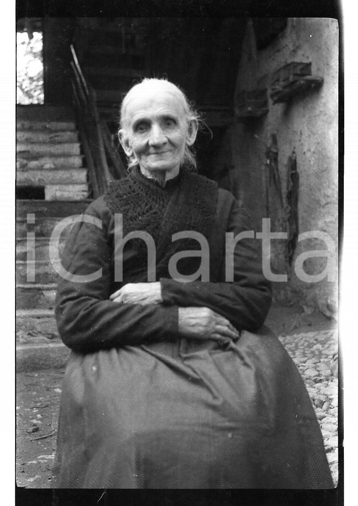 6x9cm NEGATIVO ORIGINALE * 1920 GARLATE (LC) Ritratto Rachele Bergamo sull'aia 2