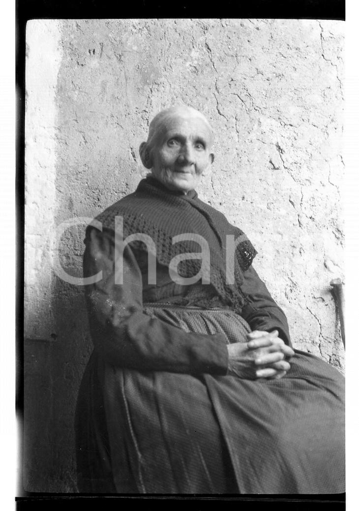 Fotografia d epoca originale 1920 GARLATE LC Ritratto Rachele Bergamo sull aia 4 NEGATIVO ORIGINALE 1