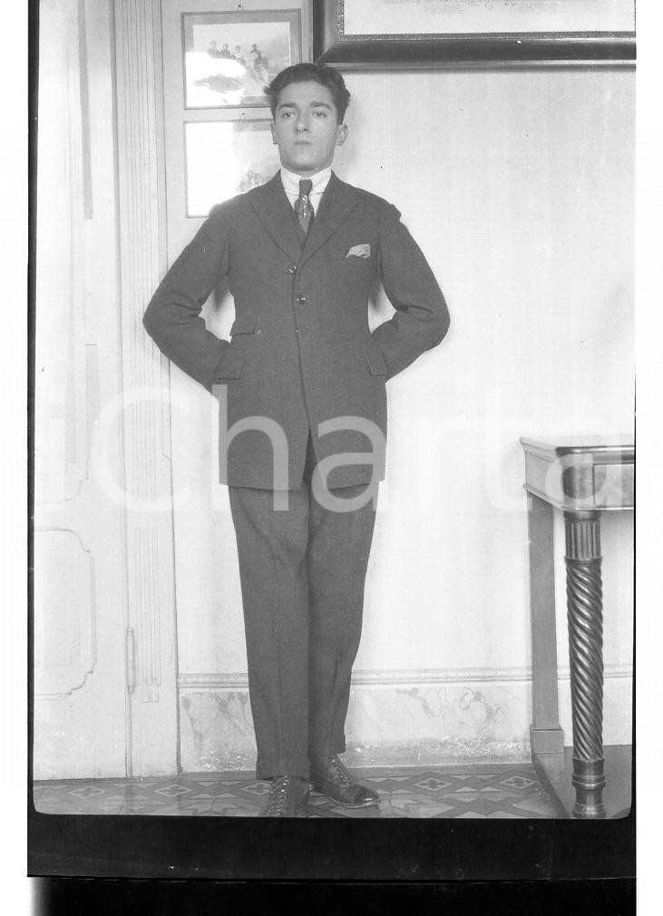Fotografia d epoca originale 6x9cm NEGATIVO ORIGINALE  1920 GARLATE LC Ritratto di Gigi in casa 1