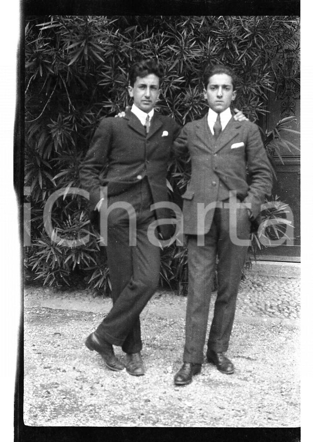 6x9cm NEGATIVO ORIGINALE * 1920 GARLATE (LC) Gigi e Piero in giardino