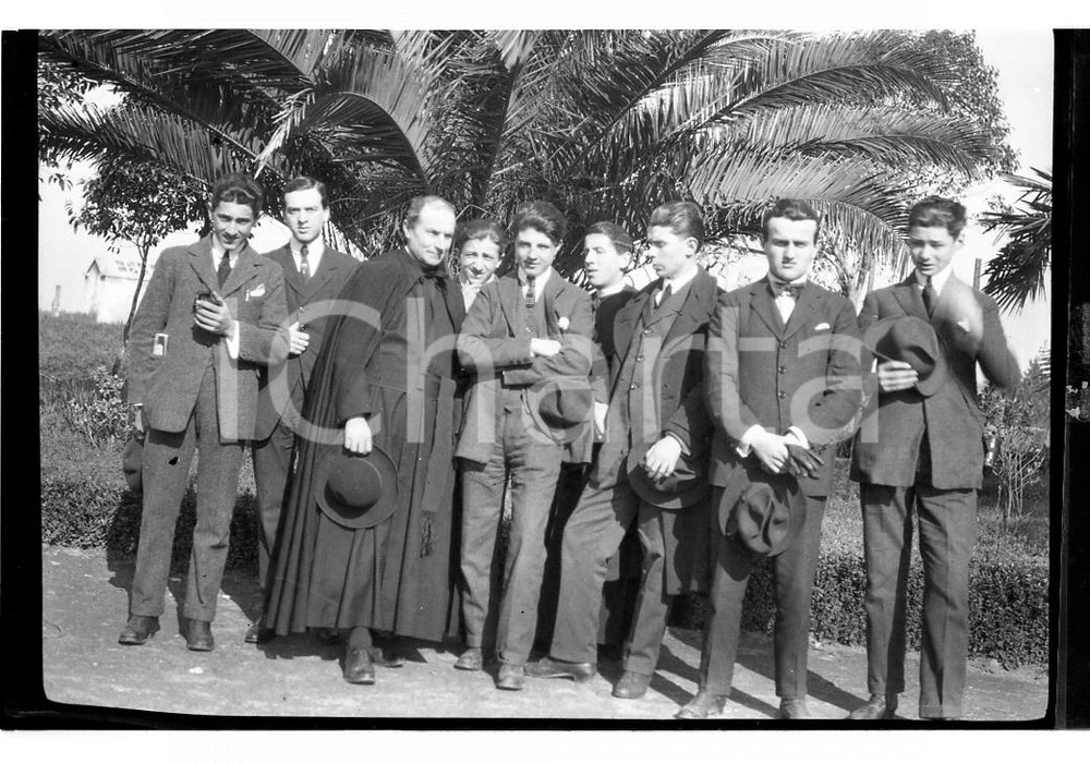 6x9cm NEGATIVO ORIGINALE * 1921 ROMA Gruppo e sacerdote in visita alle catacombe