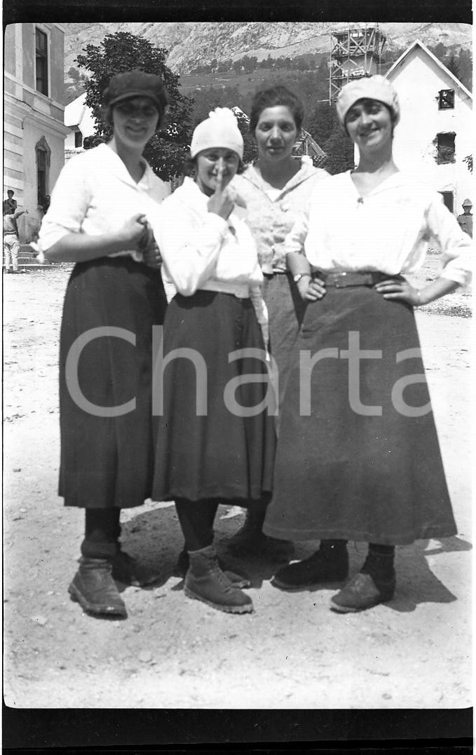 Fotografia d epoca originale 1921 FRIULI Ragazze friulane in abiti di lavoro NEGATIVO ORIGINALE 1