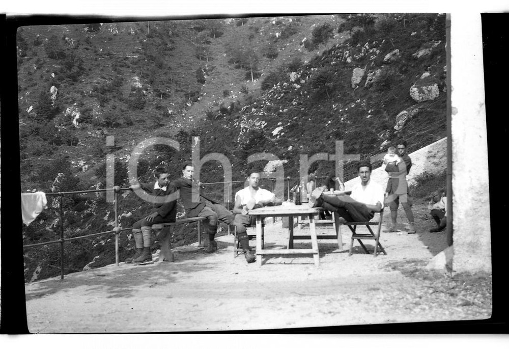 Fotografia d epoca originale 1921 MONTE RESEGONE LC Riposo al rifugio Azzoni NEGATIVO ORIGINALE 1