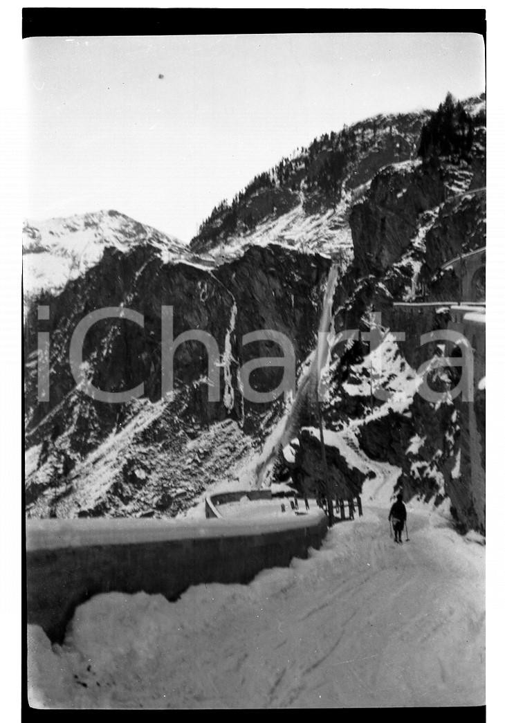 Fotografia d epoca originale 1928 MADESIMO SO Sugli sci sulla strada per lo Spluga NEGATIVO ORIGINALE 1