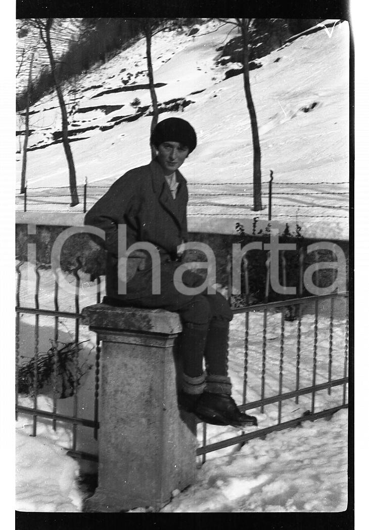 Fotografia d epoca originale 1928 MADESIMO SO Ritratto di ragazza sulla neve NEGATIVO ORIGINALE 1