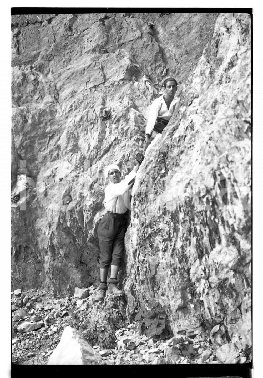 1921 MONTE RESEGONE (LC) Arrampicata su via in roccia NEGATIVO ORIGINALE Negativo originale in bianco e nero, in formato cm 6 x 9 CONDIZIONI: FAIR E' SEVERAMENTE VIETATA LA RIPRODUZIONE.TUTTI I DIRITTI SONO RISERVATI.ICharta mette in vendita, sul negozio eBay e in esclusiva sul sito "icharta" il proprio archivio composto da numerose diapositive e negativi fotografici d'epoca, tutti originali e autentici, che attraversano la storia del costume italiano tra gli la fine degli anni Sessanta e Novanta.Si tratta di uno sguardo inedito sull'attualità, la politica, la vita quotidiana, il gossip e la cultura, che fotografa il cambiamento della nazione in quest'ultimo scorcio del XX secolo. Un'occasione unica per il mercato del collezionismo, che vede finalmente disponibile un archivio eccezionale per vastità, tematiche e condizioni, in un settore (il negativo fotografico e la diapositiva) di assoluta novità e dalle interessanti prospettive di investimento. FAIR/discreto   originale e autentica 1