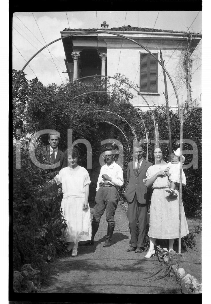 Fotografia d epoca originale 1925 CALDANA VA Ritratto di famiglia in giardino NEGATIVO ORIGINALE 1