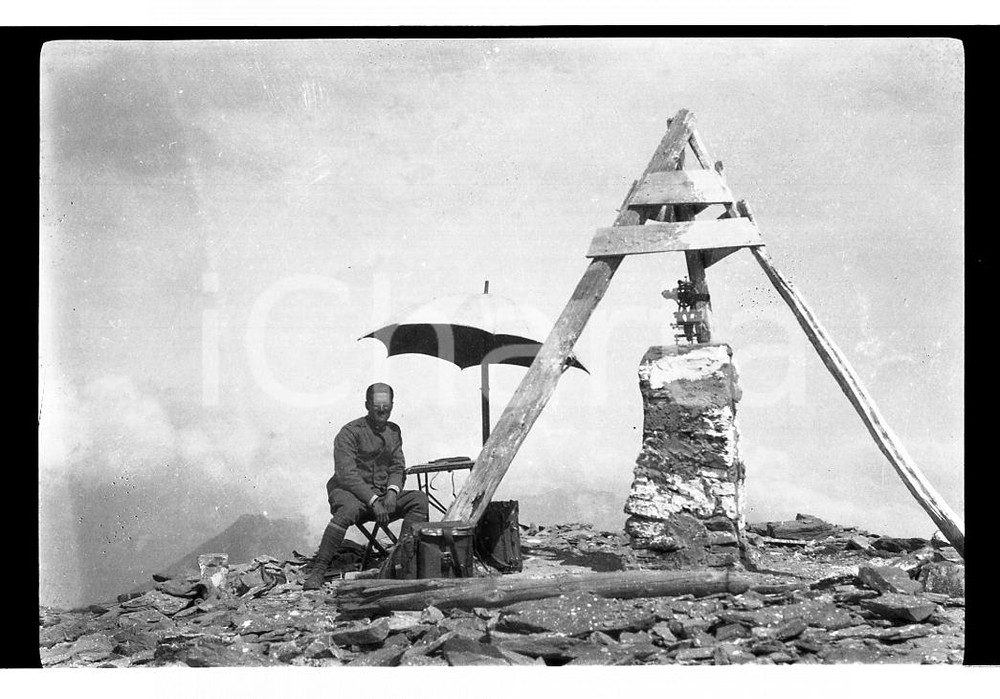 Fotografia d epoca originale 1926 MONTE BERTRAND CN Ufficiale all osservatorio NEGATIVO ORIGINALE 1