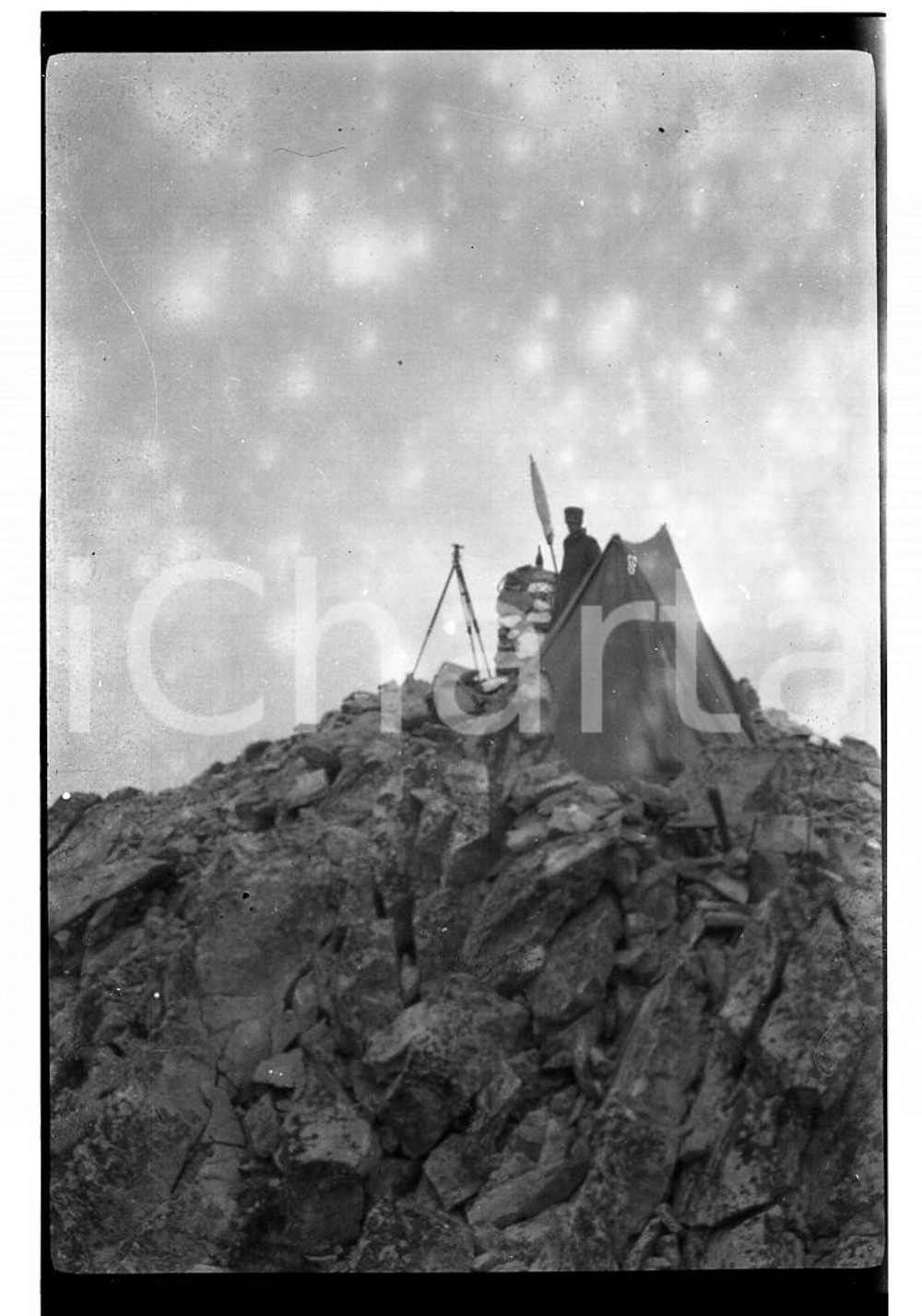 1926 MONTE BERTRAND (CN) Militare all'osservatorio NEGATIVO ORIGINALE   Negativo originale in bianco e nero, su pellicola, in formato cm 6 x 8 CONDIZIONI: POOR ICharta mette in vendita, sul negozio eBay e in esclusiva sul sito "icharta" il proprio archivio composto da numerose diapositive e negativi fotografici d'epoca, tutti originali e autentici, che attraversano la storia del costume italiano tra gli la fine degli anni Sessanta e Novanta.Si tratta di uno sguardo inedito sull'attualità, la politica, la vita quotidiana, il gossip e la cultura, che fotografa il cambiamento della nazione in quest'ultimo scorcio del XX secolo. Un'occasione unica per il mercato del collezionismo, che vede finalmente disponibile un archivio eccezionale per vastità, tematiche e condizioni, in un settore (il negativo fotografico e la diapositiva) di assoluta novità e dalle interessanti prospettive di investimento. POOR/danneggiato   originale e autentica 1