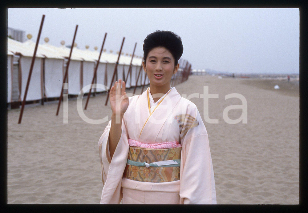 Fotografia d epoca originale 35mm vintage slide 1985 LIDO DI VENEZIA Azusa MANO Ritratto in kimono 9 1