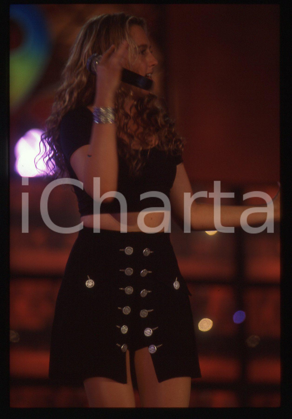 35mm vintage slide* 1994 FESTIVALBAR Marie Claire D'UBALDO sul palco Ritratto 10 Diapositiva d'epoca, in formato 35 mm. CONDIZIONI: GOODE' severamente vietata la riproduzione. Tutti i diritti sono riservati.Nella diapositiva ICharta mette in vendita, sul negozio eBay e in esclusiva sul sito "icharta" il proprio archivio composto da numerose diapositive e negativi fotografici d'epoca, tutti originali e autentici, che attraversano la storia del costume italiano tra gli la fine degli anni Sessanta e Novanta.Si tratta di uno sguardo inedito sull'attualit&agrave;, la politica, la vita quotidiana, il gossip e la cultura, che fotografa il cambiamento della nazione in quest'ultimo scorcio del XX secolo. Un'occasione unica per il mercato del collezionismo, che vede finalmente disponibile un archivio eccezionale per vastit&agrave;, tematiche e condizioni, in un settore (il negativo fotografico e la diapositiva) di assoluta novit&agrave; e dalle interessanti prospettive di investimento.  originale e autentica 1