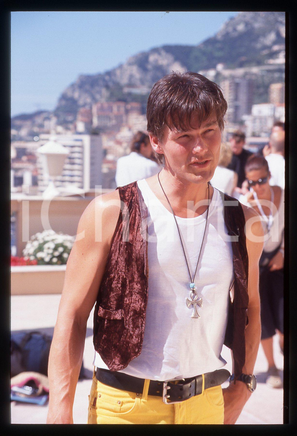 35mm vintage slide* 1993 MONTECARLO Morten HARKET degli A-HA (22) La diapositiva &egrave; stata scattata in occasione dei World Music AwardsDiapositiva d'epoca, in formato 35 mm. CONDIZIONI: GOODE' severamente vietata la riproduzione. Tutti i diritti sono riservati.Nella diapositiva ICharta mette in vendita, sul negozio eBay e in esclusiva sul sito "icharta" il proprio archivio composto da numerose diapositive e negativi fotografici d'epoca, tutti originali e autentici, che attraversano la storia del costume italiano tra gli la fine degli anni Sessanta e Novanta.Si tratta di uno sguardo inedito sull'attualit&agrave;, la politica, la vita quotidiana, il gossip e la cultura, che fotografa il cambiamento della nazione in quest'ultimo scorcio del XX secolo. Un'occasione unica per il mercato del collezionismo, che vede finalmente disponibile un archivio eccezionale per vastit&agrave;, tematiche e condizioni, in un settore (il negativo fotografico e la diapositiva) di assoluta novit&agrave; e dalle interessanti prospettive di investimento.  originale e autentica 1