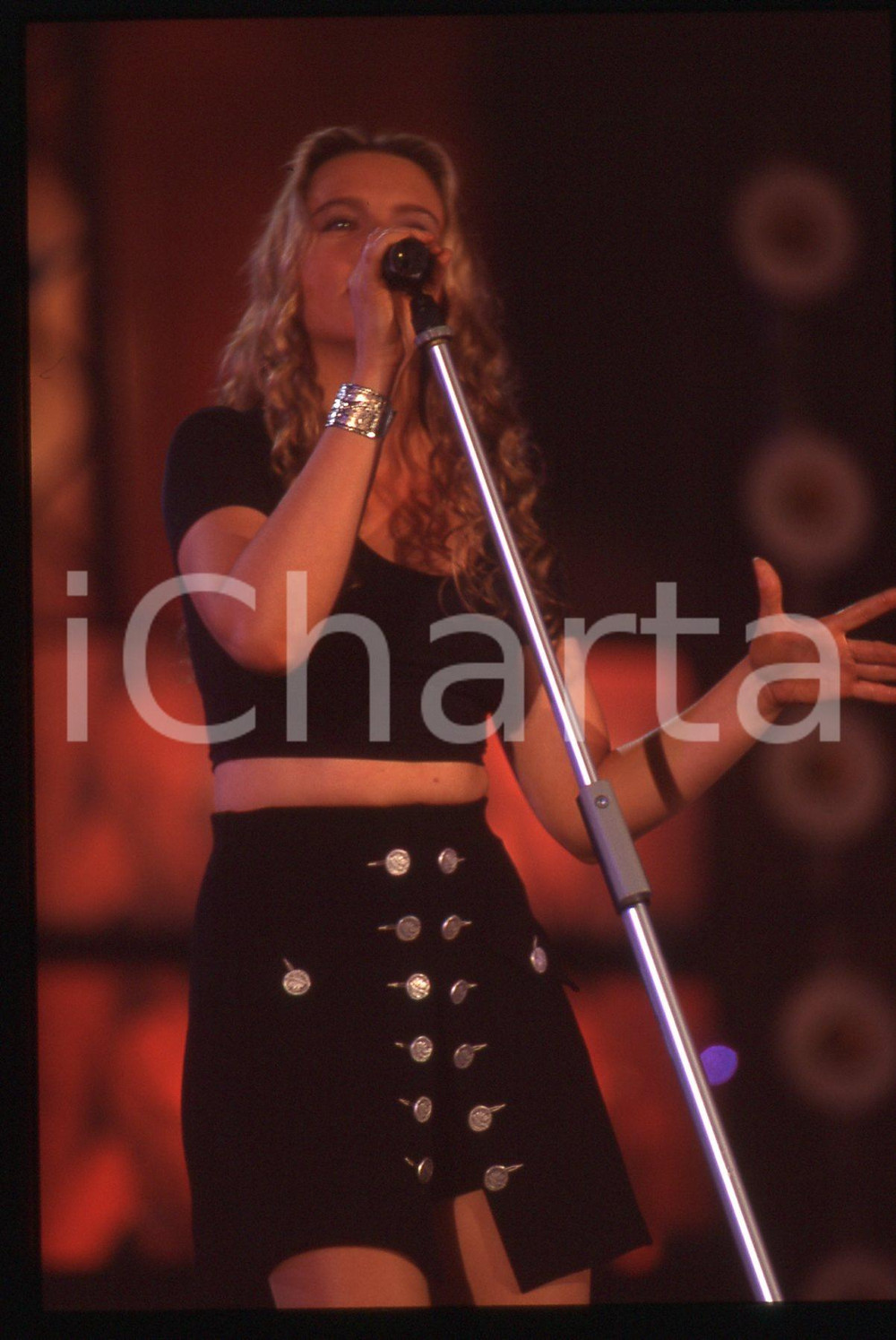35mm vintage slide* 1994 FESTIVALBAR Marie Claire D'UBALDO sul palco Ritratto 3 Diapositiva d'epoca, in formato 35 mm. CONDIZIONI: GOODE' severamente vietata la riproduzione. Tutti i diritti sono riservati.Nella diapositiva ICharta mette in vendita, sul negozio eBay e in esclusiva sul sito "icharta" il proprio archivio composto da numerose diapositive e negativi fotografici d'epoca, tutti originali e autentici, che attraversano la storia del costume italiano tra gli la fine degli anni Sessanta e Novanta.Si tratta di uno sguardo inedito sull'attualit&agrave;, la politica, la vita quotidiana, il gossip e la cultura, che fotografa il cambiamento della nazione in quest'ultimo scorcio del XX secolo. Un'occasione unica per il mercato del collezionismo, che vede finalmente disponibile un archivio eccezionale per vastit&agrave;, tematiche e condizioni, in un settore (il negativo fotografico e la diapositiva) di assoluta novit&agrave; e dalle interessanti prospettive di investimento.  originale e autentica 1