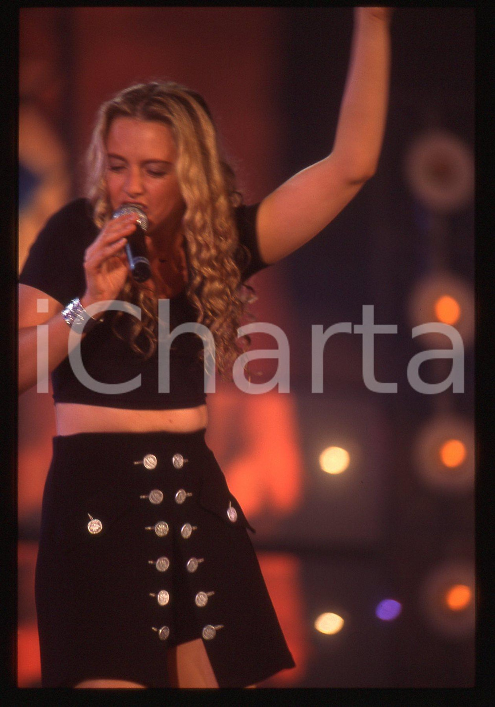 35mm vintage slide* 1994 FESTIVALBAR Marie Claire D'UBALDO sul palco Ritratto 6 Diapositiva d'epoca, in formato 35 mm. CONDIZIONI: GOODE' severamente vietata la riproduzione. Tutti i diritti sono riservati.Nella diapositiva ICharta mette in vendita, sul negozio eBay e in esclusiva sul sito "icharta" il proprio archivio composto da numerose diapositive e negativi fotografici d'epoca, tutti originali e autentici, che attraversano la storia del costume italiano tra gli la fine degli anni Sessanta e Novanta.Si tratta di uno sguardo inedito sull'attualit&agrave;, la politica, la vita quotidiana, il gossip e la cultura, che fotografa il cambiamento della nazione in quest'ultimo scorcio del XX secolo. Un'occasione unica per il mercato del collezionismo, che vede finalmente disponibile un archivio eccezionale per vastit&agrave;, tematiche e condizioni, in un settore (il negativo fotografico e la diapositiva) di assoluta novit&agrave; e dalle interessanti prospettive di investimento.  originale e autentica 1