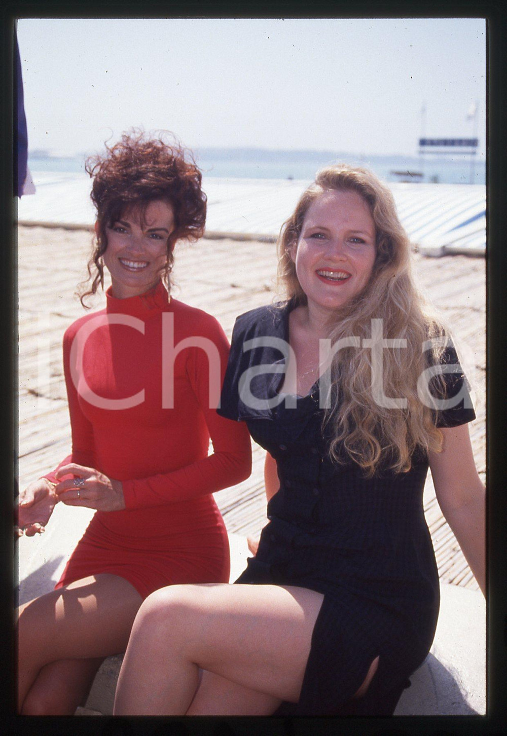 35mm vintage slide* 1990ca VENEZIA Kim Morgan GREENE Gloria PRYOR al Lido La diapositiva &egrave; stata scattata in occasione della Mostra del CinemaDiapositiva d'epoca, in formato 35 mm. CONDIZIONI: GOODE' severamente vietata la riproduzione. Tutti i diritti sono riservati.Nella diapositiva ICharta mette in vendita, sul negozio eBay e in esclusiva sul sito "icharta" il proprio archivio composto da numerose diapositive e negativi fotografici d'epoca, tutti originali e autentici, che attraversano la storia del costume italiano tra gli la fine degli anni Sessanta e Novanta.Si tratta di uno sguardo inedito sull'attualit&agrave;, la politica, la vita quotidiana, il gossip e la cultura, che fotografa il cambiamento della nazione in quest'ultimo scorcio del XX secolo. Un'occasione unica per il mercato del collezionismo, che vede finalmente disponibile un archivio eccezionale per vastit&agrave;, tematiche e condizioni, in un settore (il negativo fotografico e la diapositiva) di assoluta novit&agrave; e dalle interessanti prospettive di investimento.  originale e autentica 1