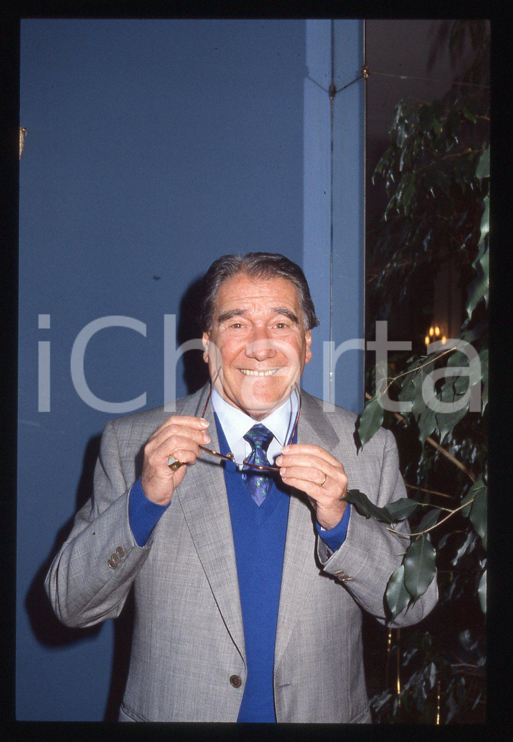 35mm vintage slide* 1990ca MILANO Pietro DE VICO alla Terrazza Martini (8)  Diapositiva d'epoca, in formato 35 mm. CONDIZIONI: GOODE' severamente vietata la riproduzione. Tutti i diritti sono riservati.Nella diapositiva ICharta mette in vendita, sul negozio eBay e in esclusiva sul sito "icharta" il proprio archivio composto da numerose diapositive e negativi fotografici d'epoca, tutti originali e autentici, che attraversano la storia del costume italiano tra gli la fine degli anni Sessanta e Novanta.Si tratta di uno sguardo inedito sull'attualit&agrave;, la politica, la vita quotidiana, il gossip e la cultura, che fotografa il cambiamento della nazione in quest'ultimo scorcio del XX secolo. Un'occasione unica per il mercato del collezionismo, che vede finalmente disponibile un archivio eccezionale per vastit&agrave;, tematiche e condizioni, in un settore (il negativo fotografico e la diapositiva) di assoluta novit&agrave; e dalle interessanti prospettive di investimento.  originale e autentica 1