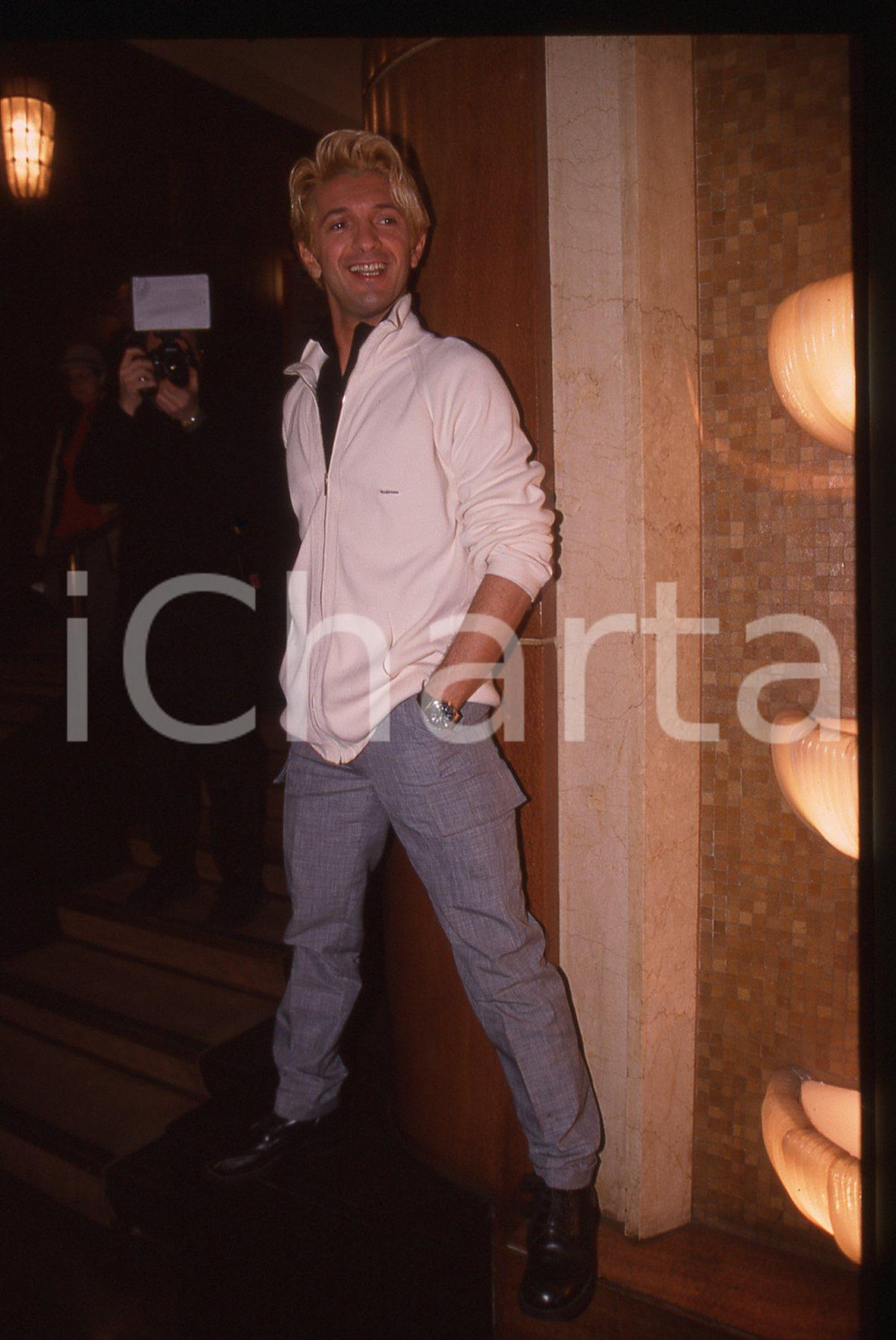 35mm vintage slide* 1996 MILANO Manuel FRATTINI al Teatro Manzoni Ritratto (2) La diapositiva &egrave; stata scattata in occasione del Musical "Cantando sotto la pioggia"Diapositiva d'epoca, in formato 35 mm. CONDIZIONI: GOODE' severamente vietata la riproduzione. Tutti i diritti sono riservati. ICharta mette in vendita, sul negozio eBay e in esclusiva sul sito "icharta" il proprio archivio composto da numerose diapositive e negativi fotografici d'epoca, tutti originali e autentici, che attraversano la storia del costume italiano tra gli la fine degli anni Sessanta e Novanta.Si tratta di uno sguardo inedito sull'attualit&agrave;, la politica, la vita quotidiana, il gossip e la cultura, che fotografa il cambiamento della nazione in quest'ultimo scorcio del XX secolo. Un'occasione unica per il mercato del collezionismo, che vede finalmente disponibile un archivio eccezionale per vastit&agrave;, tematiche e condizioni, in un settore (il negativo fotografico e la diapositiva) di assoluta novit&agrave; e dalle interessanti prospettive di investimento.  originale e autentica 1