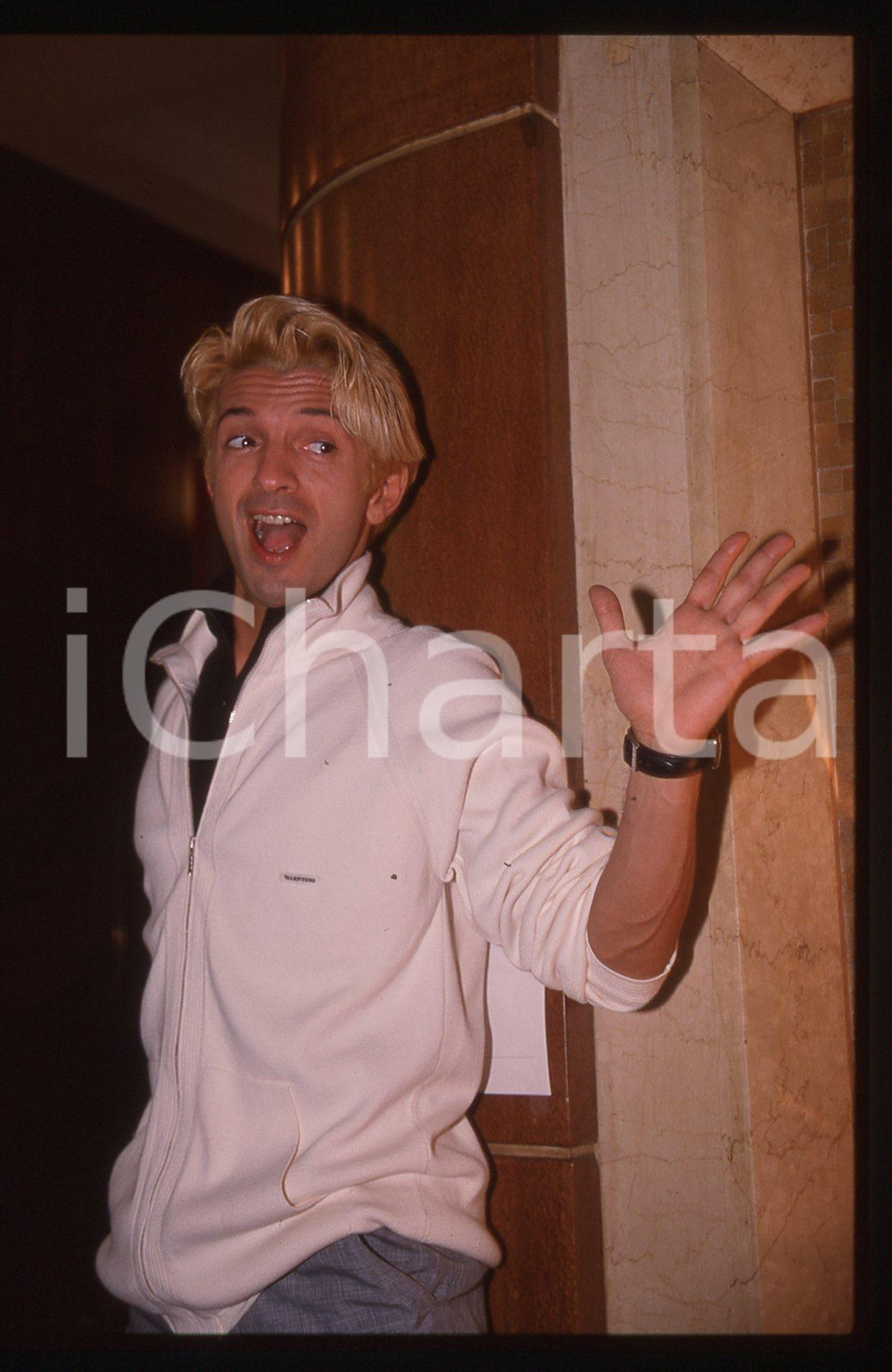 35mm vintage slide* 1996 MILANO Manuel FRATTINI al Teatro Manzoni Ritratto (3) La diapositiva &egrave; stata scattata in occasione del Musical "Cantando sotto la pioggia"Diapositiva d'epoca, in formato 35 mm. CONDIZIONI: GOODE' severamente vietata la riproduzione. Tutti i diritti sono riservati. ICharta mette in vendita, sul negozio eBay e in esclusiva sul sito "icharta" il proprio archivio composto da numerose diapositive e negativi fotografici d'epoca, tutti originali e autentici, che attraversano la storia del costume italiano tra gli la fine degli anni Sessanta e Novanta.Si tratta di uno sguardo inedito sull'attualit&agrave;, la politica, la vita quotidiana, il gossip e la cultura, che fotografa il cambiamento della nazione in quest'ultimo scorcio del XX secolo. Un'occasione unica per il mercato del collezionismo, che vede finalmente disponibile un archivio eccezionale per vastit&agrave;, tematiche e condizioni, in un settore (il negativo fotografico e la diapositiva) di assoluta novit&agrave; e dalle interessanti prospettive di investimento.  originale e autentica 1