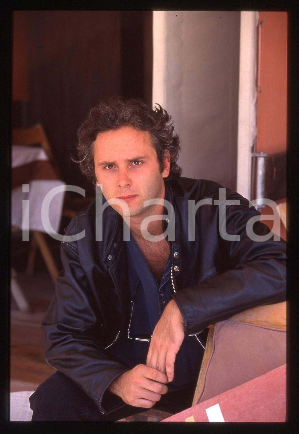 35mm vintage slide* 1994 VENEZIA Cristiano BORTONE Ritratto del regista (1) La diapositiva &egrave; stata scattata in occasione della presentazione del Film " Oasi " alla Mostra del CinemaDiapositiva d'epoca, in formato 35 mm. CONDIZIONI: GOODE' severamente vietata la riproduzione. Tutti i diritti sono riservati. ICharta mette in vendita, sul negozio eBay e in esclusiva sul sito "icharta" il proprio archivio composto da numerose diapositive e negativi fotografici d'epoca, tutti originali e autentici, che attraversano la storia del costume italiano tra gli la fine degli anni Sessanta e Novanta.Si tratta di uno sguardo inedito sull'attualit&agrave;, la politica, la vita quotidiana, il gossip e la cultura, che fotografa il cambiamento della nazione in quest'ultimo scorcio del XX secolo. Un'occasione unica per il mercato del collezionismo, che vede finalmente disponibile un archivio eccezionale per vastit&agrave;, tematiche e condizioni, in un settore (il negativo fotografico e la diapositiva) di assoluta novit&agrave; e dalle interessanti prospettive di investimento.  originale e autentica 1