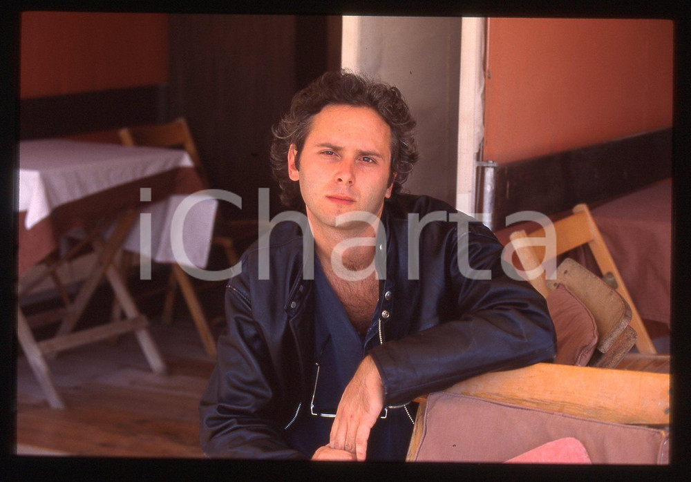 35mm vintage slide* 1994 VENEZIA Cristiano BORTONE Ritratto del regista (6) La diapositiva &egrave; stata scattata in occasione della presentazione del Film " Oasi " alla Mostra del CinemaDiapositiva d'epoca, in formato 35 mm. CONDIZIONI: GOODE' severamente vietata la riproduzione. Tutti i diritti sono riservati. ICharta mette in vendita, sul negozio eBay e in esclusiva sul sito "icharta" il proprio archivio composto da numerose diapositive e negativi fotografici d'epoca, tutti originali e autentici, che attraversano la storia del costume italiano tra gli la fine degli anni Sessanta e Novanta.Si tratta di uno sguardo inedito sull'attualit&agrave;, la politica, la vita quotidiana, il gossip e la cultura, che fotografa il cambiamento della nazione in quest'ultimo scorcio del XX secolo. Un'occasione unica per il mercato del collezionismo, che vede finalmente disponibile un archivio eccezionale per vastit&agrave;, tematiche e condizioni, in un settore (il negativo fotografico e la diapositiva) di assoluta novit&agrave; e dalle interessanti prospettive di investimento.  originale e autentica 1