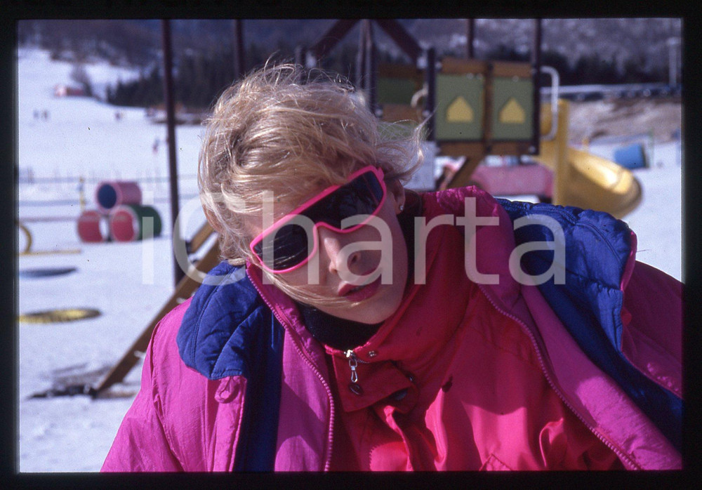 35mm vintage slide* 1994 CAMPITELLO MATESE Jessica ROBERTS Ritratto (3) Diapositiva d'epoca, in formato 35 mm. CONDIZIONI: GOODE' severamente vietata la riproduzione. Tutti i diritti sono riservati. ICharta mette in vendita, sul negozio eBay e in esclusiva sul sito "icharta" il proprio archivio composto da numerose diapositive e negativi fotografici d'epoca, tutti originali e autentici, che attraversano la storia del costume italiano tra gli la fine degli anni Sessanta e Novanta.Si tratta di uno sguardo inedito sull'attualit&agrave;, la politica, la vita quotidiana, il gossip e la cultura, che fotografa il cambiamento della nazione in quest'ultimo scorcio del XX secolo. Un'occasione unica per il mercato del collezionismo, che vede finalmente disponibile un archivio eccezionale per vastit&agrave;, tematiche e condizioni, in un settore (il negativo fotografico e la diapositiva) di assoluta novit&agrave; e dalle interessanti prospettive di investimento.  originale e autentica 1