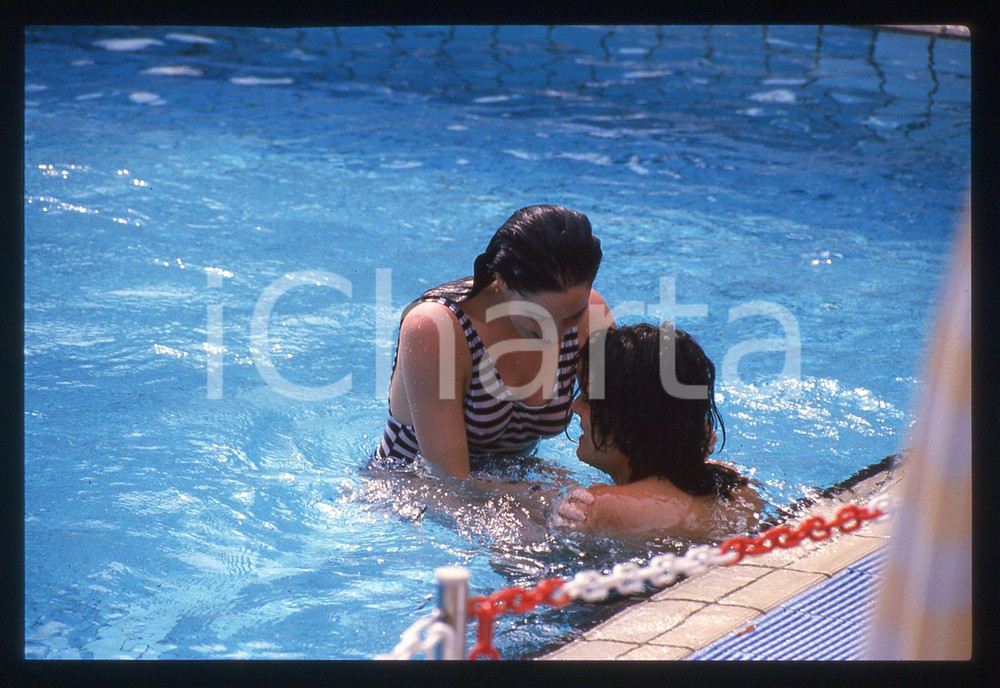 Fotografia d epoca originale 35mm vintage slide1988 GOSSIP Scarlett VON WOLLENMANN in piscina 2 1