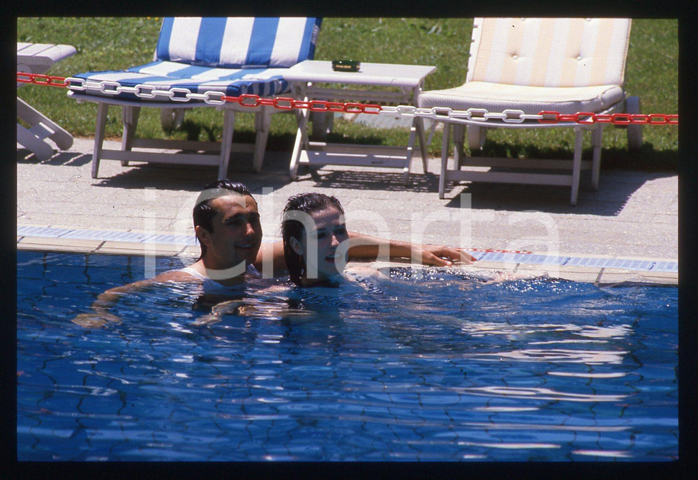 35mm vintage slide*1988 GOSSIP Scarlett VON WOLLENMANN e SCIALPI in piscina (3) Diapositiva d'epoca, in formato 35 mm. CONDIZIONI: GOODE' severamente vietata la riproduzione. Tutti i diritti sono riservati. ICharta mette in vendita, sul negozio eBay e in esclusiva sul sito "icharta" il proprio archivio composto da numerose diapositive e negativi fotografici d'epoca, tutti originali e autentici, che attraversano la storia del costume italiano tra gli la fine degli anni Sessanta e Novanta.Si tratta di uno sguardo inedito sull'attualit&agrave;, la politica, la vita quotidiana, il gossip e la cultura, che fotografa il cambiamento della nazione in quest'ultimo scorcio del XX secolo. Un'occasione unica per il mercato del collezionismo, che vede finalmente disponibile un archivio eccezionale per vastit&agrave;, tematiche e condizioni, in un settore (il negativo fotografico e la diapositiva) di assoluta novit&agrave; e dalle interessanti prospettive di investimento.  originale e autentica 1