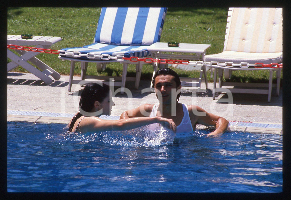 Fotografia d epoca originale 35mm vintage slide1988 GOSSIP Scarlett VON WOLLENMANN e SCIALPI in piscina 4 1