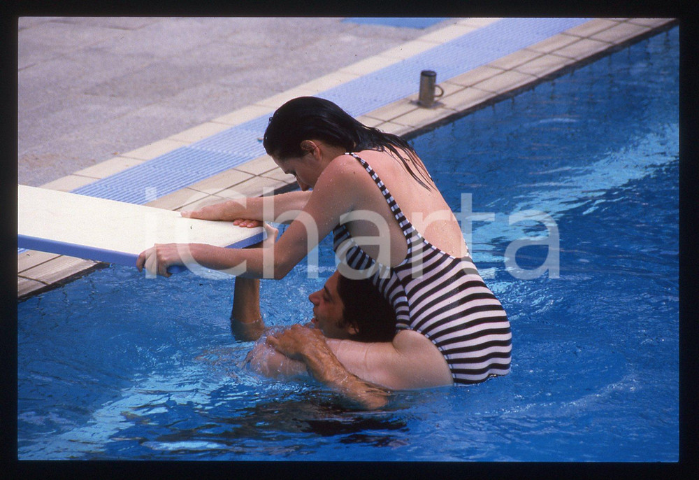 Fotografia d epoca originale 35mm vintage slide1988 GOSSIP Scarlett VON WOLLENMANN in piscina 10 1