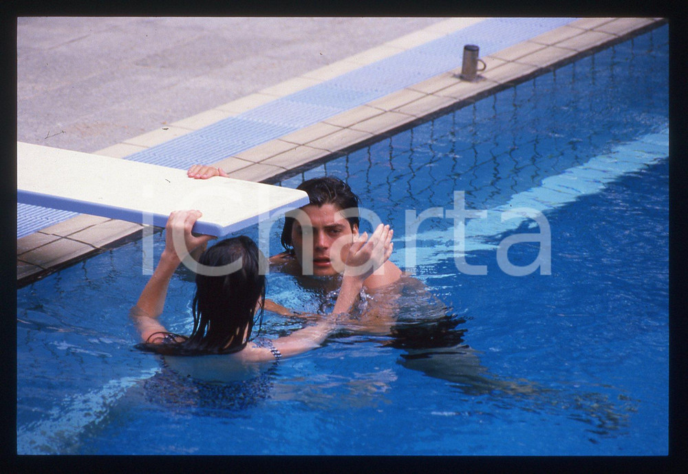 Fotografia d epoca originale 35mm vintage slide 1988 GOSSIP Scarlett VON WOLLENMANN in piscina 21 1