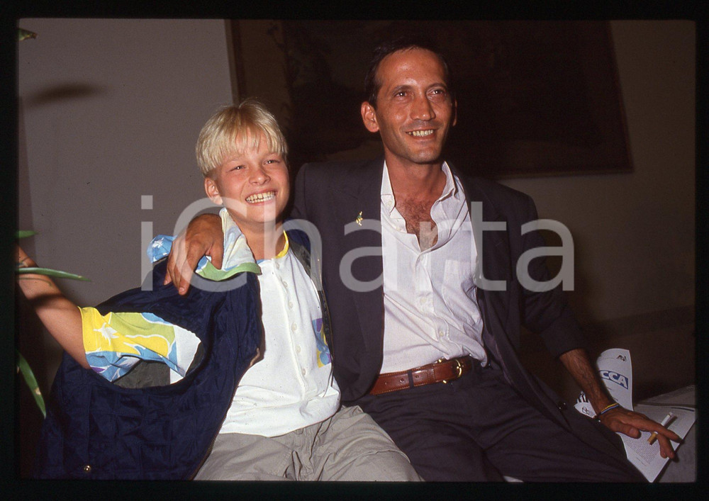 35mm vintage slide* 1992 ITALIA COSTUME Francesco CUSIMANO Tony SPERANDEO Diapositiva d'epoca, in formato 35 mm. CONDIZIONI: GOODE' severamente vietata la riproduzione. Tutti i diritti sono riservati. ICharta mette in vendita, sul negozio eBay e in esclusiva sul sito "icharta" il proprio archivio composto da numerose diapositive e negativi fotografici d'epoca, tutti originali e autentici, che attraversano la storia del costume italiano tra gli la fine degli anni Sessanta e Novanta.Si tratta di uno sguardo inedito sull'attualit&agrave;, la politica, la vita quotidiana, il gossip e la cultura, che fotografa il cambiamento della nazione in quest'ultimo scorcio del XX secolo. Un'occasione unica per il mercato del collezionismo, che vede finalmente disponibile un archivio eccezionale per vastit&agrave;, tematiche e condizioni, in un settore (il negativo fotografico e la diapositiva) di assoluta novit&agrave; e dalle interessanti prospettive di investimento.  originale e autentica 1