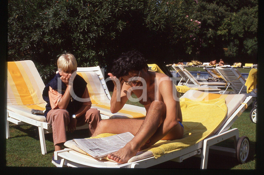 35mm vintage slide* 1992 ITALIA COSTUME  Aurelio GRIMALDI Francesco CUSIMANO (1) Diapositiva d'epoca, in formato 35 mm. CONDIZIONI: GOODE' severamente vietata la riproduzione. Tutti i diritti sono riservati. ICharta mette in vendita, sul negozio eBay e in esclusiva sul sito "icharta" il proprio archivio composto da numerose diapositive e negativi fotografici d'epoca, tutti originali e autentici, che attraversano la storia del costume italiano tra gli la fine degli anni Sessanta e Novanta.Si tratta di uno sguardo inedito sull'attualit&agrave;, la politica, la vita quotidiana, il gossip e la cultura, che fotografa il cambiamento della nazione in quest'ultimo scorcio del XX secolo. Un'occasione unica per il mercato del collezionismo, che vede finalmente disponibile un archivio eccezionale per vastit&agrave;, tematiche e condizioni, in un settore (il negativo fotografico e la diapositiva) di assoluta novit&agrave; e dalle interessanti prospettive di investimento.  originale e autentica 1