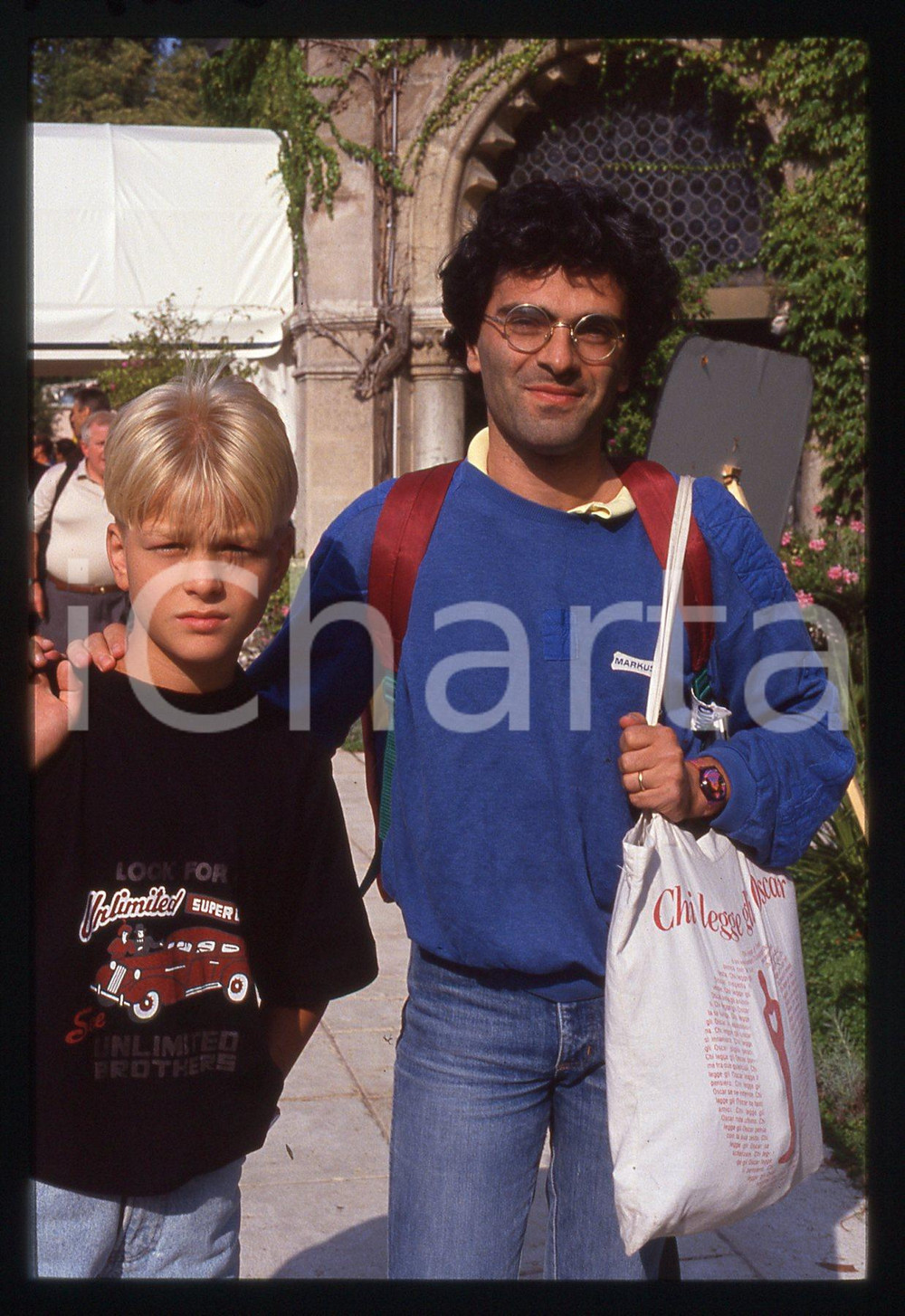 35mm vintage slide* 1992 ITALIA COSTUME  Aurelio GRIMALDI Francesco CUSIMANO (2) Diapositiva d'epoca, in formato 35 mm. CONDIZIONI: GOODE' severamente vietata la riproduzione. Tutti i diritti sono riservati. ICharta mette in vendita, sul negozio eBay e in esclusiva sul sito "icharta" il proprio archivio composto da numerose diapositive e negativi fotografici d'epoca, tutti originali e autentici, che attraversano la storia del costume italiano tra gli la fine degli anni Sessanta e Novanta.Si tratta di uno sguardo inedito sull'attualit&agrave;, la politica, la vita quotidiana, il gossip e la cultura, che fotografa il cambiamento della nazione in quest'ultimo scorcio del XX secolo. Un'occasione unica per il mercato del collezionismo, che vede finalmente disponibile un archivio eccezionale per vastit&agrave;, tematiche e condizioni, in un settore (il negativo fotografico e la diapositiva) di assoluta novit&agrave; e dalle interessanti prospettive di investimento.  originale e autentica 1