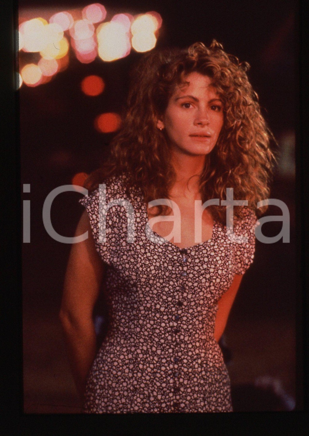 35mm vintage slide* 1991 CINEMA Julia ROBERTS Ritratto dell'attrice (1) Diapositiva d'epoca, in formato 35 mm. CONDIZIONI: GOODE' severamente vietata la riproduzione. Tutti i diritti sono riservati. ICharta mette in vendita, sul negozio eBay e in esclusiva sul sito "icharta" il proprio archivio composto da numerose diapositive e negativi fotografici d'epoca, tutti originali e autentici, che attraversano la storia del costume italiano tra gli la fine degli anni Sessanta e Novanta.Si tratta di uno sguardo inedito sull'attualit&agrave;, la politica, la vita quotidiana, il gossip e la cultura, che fotografa il cambiamento della nazione in quest'ultimo scorcio del XX secolo. Un'occasione unica per il mercato del collezionismo, che vede finalmente disponibile un archivio eccezionale per vastit&agrave;, tematiche e condizioni, in un settore (il negativo fotografico e la diapositiva) di assoluta novit&agrave; e dalle interessanti prospettive di investimento.  originale e autentica 1