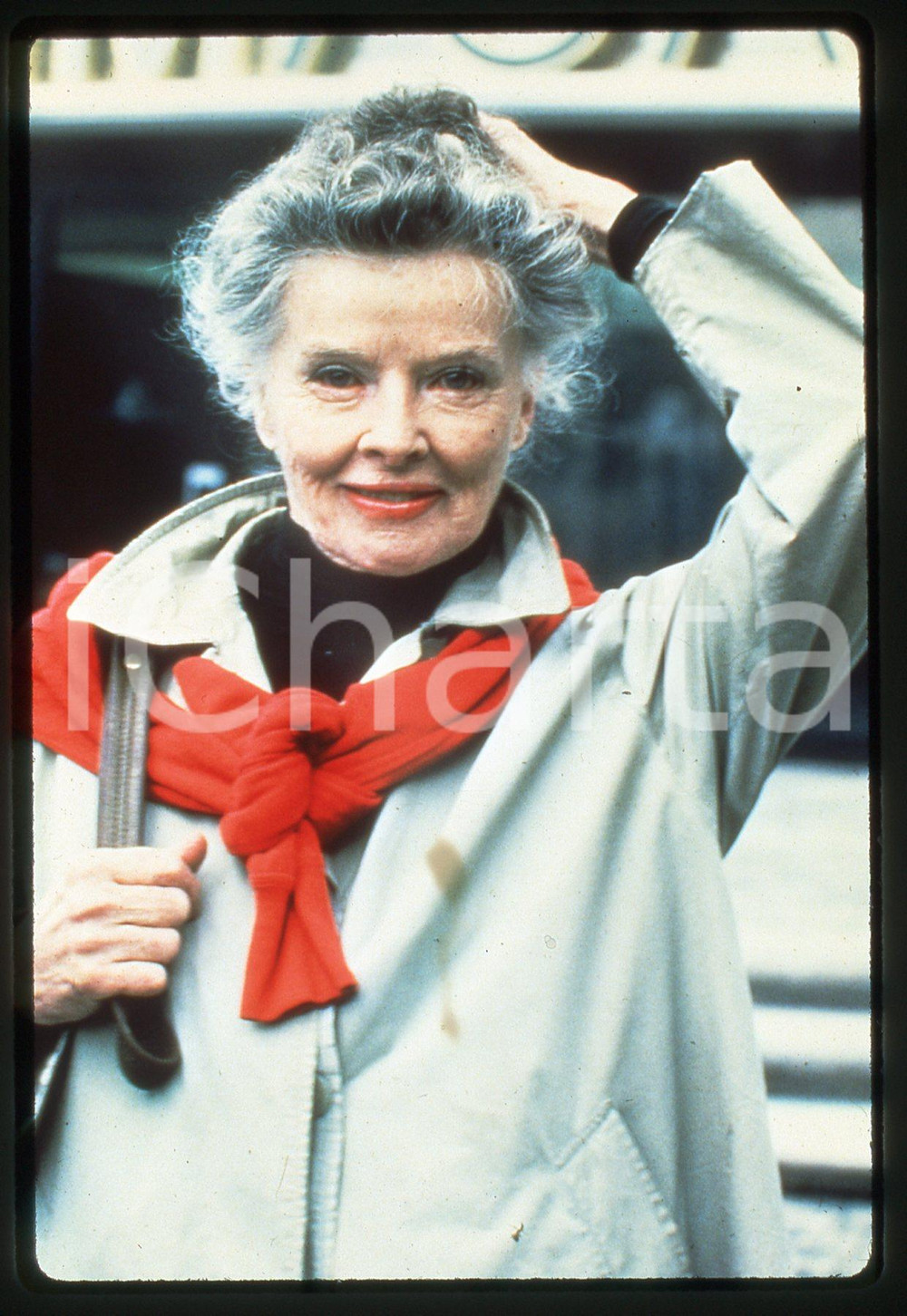 35mm vintage slide* 1990ca USA COSTUME Katherine HEPBURN Ritratto dell'attrice 1 Diapositiva d'epoca, in formato 35 mm. CONDIZIONI: GOODE' severamente vietata la riproduzione. Tutti i diritti sono riservati. ICharta mette in vendita, sul negozio eBay e in esclusiva sul sito "icharta" il proprio archivio composto da numerose diapositive e negativi fotografici d'epoca, tutti originali e autentici, che attraversano la storia del costume italiano tra gli la fine degli anni Sessanta e Novanta.Si tratta di uno sguardo inedito sull'attualit&agrave;, la politica, la vita quotidiana, il gossip e la cultura, che fotografa il cambiamento della nazione in quest'ultimo scorcio del XX secolo. Un'occasione unica per il mercato del collezionismo, che vede finalmente disponibile un archivio eccezionale per vastit&agrave;, tematiche e condizioni, in un settore (il negativo fotografico e la diapositiva) di assoluta novit&agrave; e dalle interessanti prospettive di investimento.  originale e autentica 1