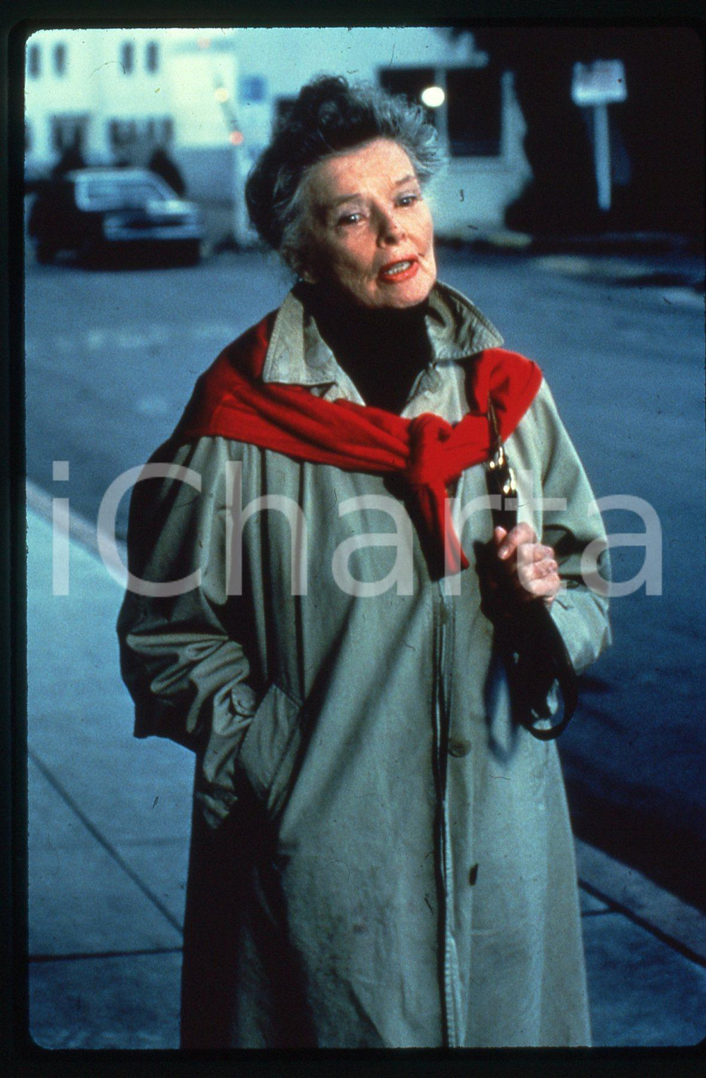 35mm vintage slide* 1990ca USA CINEMA Katherine HEPBURN Ritratto dell'attrice 3 Diapositiva d'epoca, in formato 35 mm. CONDIZIONI: GOODE' severamente vietata la riproduzione. Tutti i diritti sono riservati. ICharta mette in vendita, sul negozio eBay e in esclusiva sul sito "icharta" il proprio archivio composto da numerose diapositive e negativi fotografici d'epoca, tutti originali e autentici, che attraversano la storia del costume italiano tra gli la fine degli anni Sessanta e Novanta.Si tratta di uno sguardo inedito sull'attualit&agrave;, la politica, la vita quotidiana, il gossip e la cultura, che fotografa il cambiamento della nazione in quest'ultimo scorcio del XX secolo. Un'occasione unica per il mercato del collezionismo, che vede finalmente disponibile un archivio eccezionale per vastit&agrave;, tematiche e condizioni, in un settore (il negativo fotografico e la diapositiva) di assoluta novit&agrave; e dalle interessanti prospettive di investimento.  originale e autentica 1