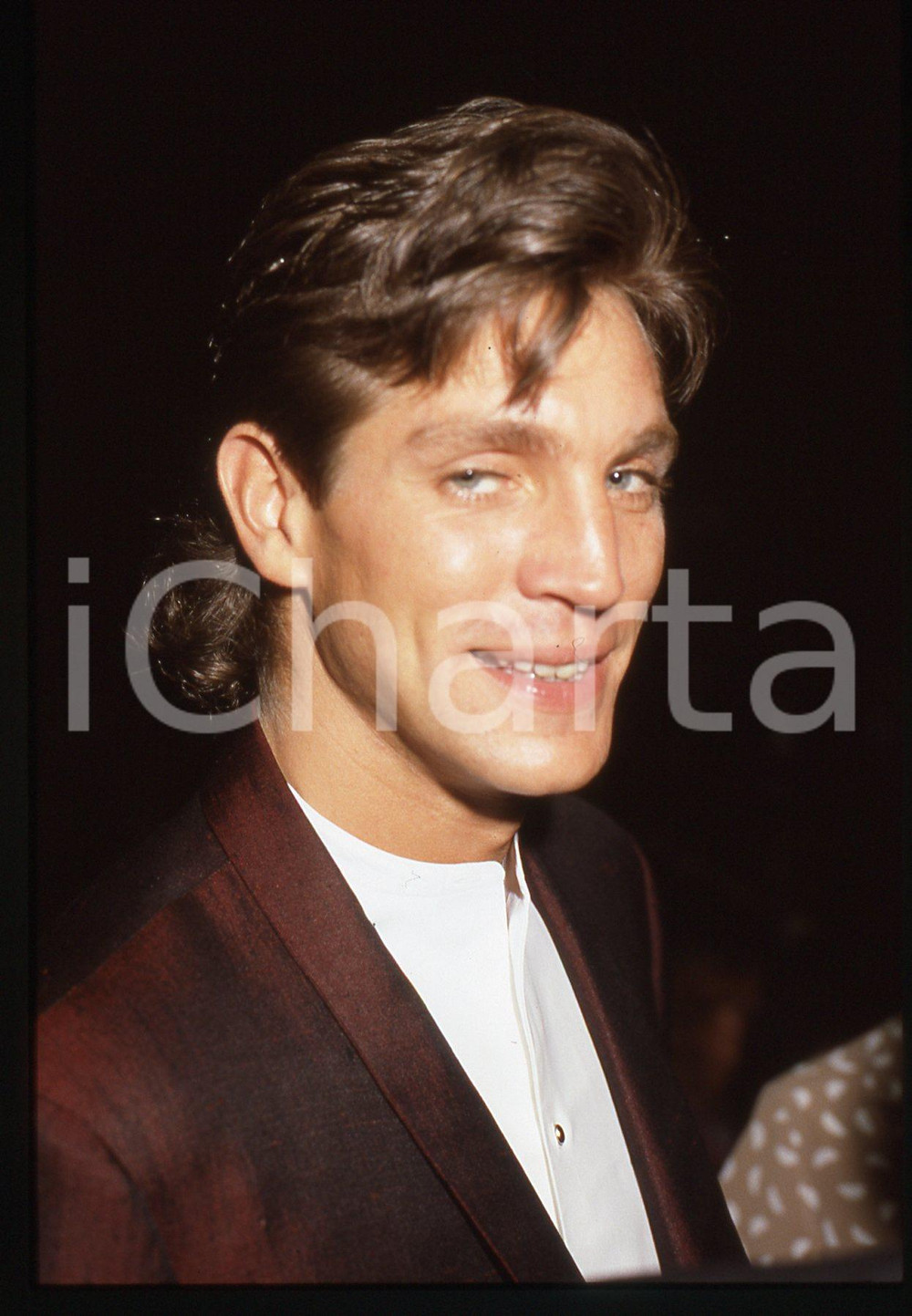 35mm vintage slide* 1986 CANNES Eric ROBERTS al Festival del Cinema (1) Diapositiva d'epoca, in formato 35 mm. CONDIZIONI: GOODE' severamente vietata la riproduzione. Tutti i diritti sono riservati. ICharta mette in vendita, sul negozio eBay e in esclusiva sul sito "icharta" il proprio archivio composto da numerose diapositive e negativi fotografici d'epoca, tutti originali e autentici, che attraversano la storia del costume italiano tra gli la fine degli anni Sessanta e Novanta.Si tratta di uno sguardo inedito sull'attualit&agrave;, la politica, la vita quotidiana, il gossip e la cultura, che fotografa il cambiamento della nazione in quest'ultimo scorcio del XX secolo. Un'occasione unica per il mercato del collezionismo, che vede finalmente disponibile un archivio eccezionale per vastit&agrave;, tematiche e condizioni, in un settore (il negativo fotografico e la diapositiva) di assoluta novit&agrave; e dalle interessanti prospettive di investimento.  originale e autentica 1