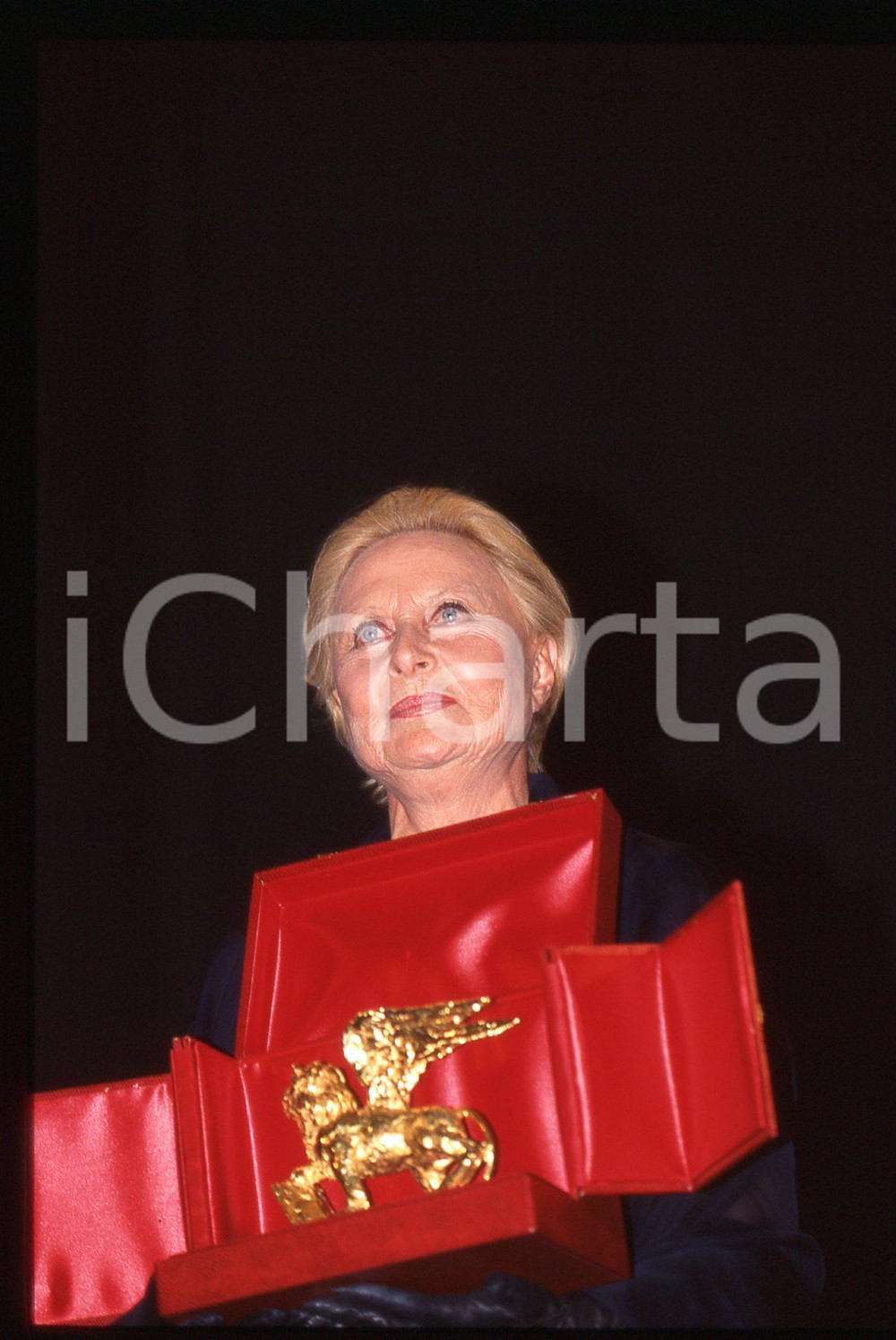 35mm vintage slide* 1996 VENEZIA Michèle MORGAN con LEONE D'ORO alla carriera 8 La diapositiva &egrave; stata scattata in occasione della Mostra del CinemaDiapositiva d'epoca, in formato 35 mm. CONDIZIONI: GOODE' severamente vietata la riproduzione. Tutti i diritti sono riservati. ICharta mette in vendita, sul negozio eBay e in esclusiva sul sito "icharta" il proprio archivio composto da numerose diapositive e negativi fotografici d'epoca, tutti originali e autentici, che attraversano la storia del costume italiano tra gli la fine degli anni Sessanta e Novanta.Si tratta di uno sguardo inedito sull'attualit&agrave;, la politica, la vita quotidiana, il gossip e la cultura, che fotografa il cambiamento della nazione in quest'ultimo scorcio del XX secolo. Un'occasione unica per il mercato del collezionismo, che vede finalmente disponibile un archivio eccezionale per vastit&agrave;, tematiche e condizioni, in un settore (il negativo fotografico e la diapositiva) di assoluta novit&agrave; e dalle interessanti prospettive di investimento.  originale e autentica 1